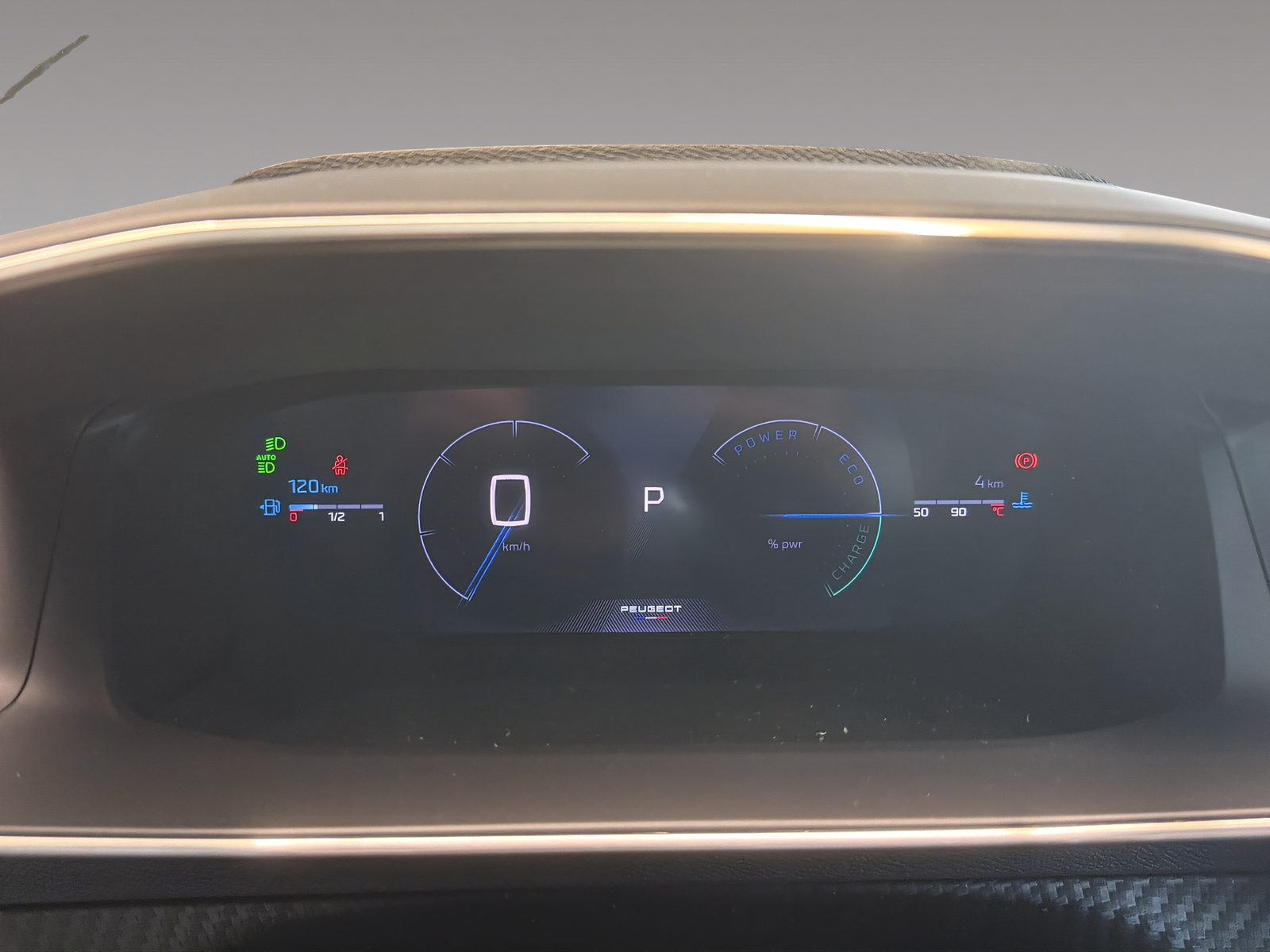 PEUGEOT 2008 1.2 Hybrid 145 GT-image-9