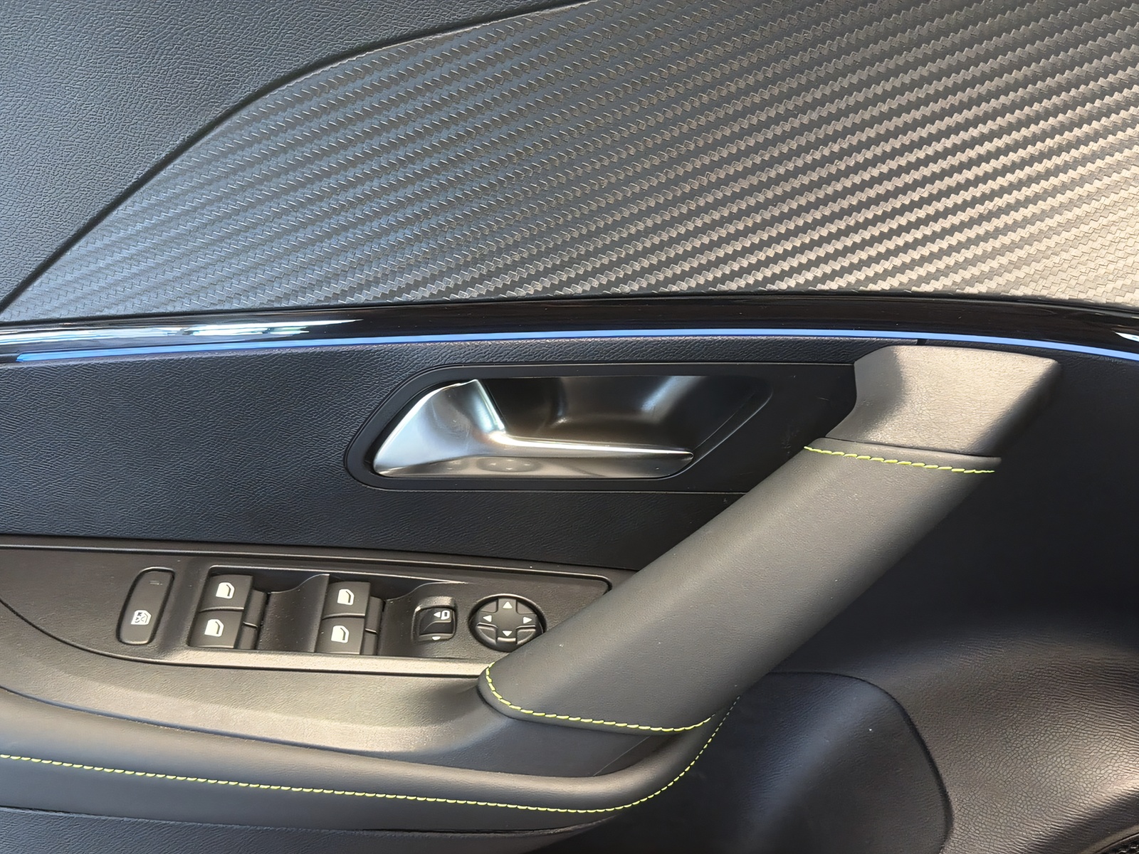 PEUGEOT 2008 1.2 Hybrid 145 GT-image-15