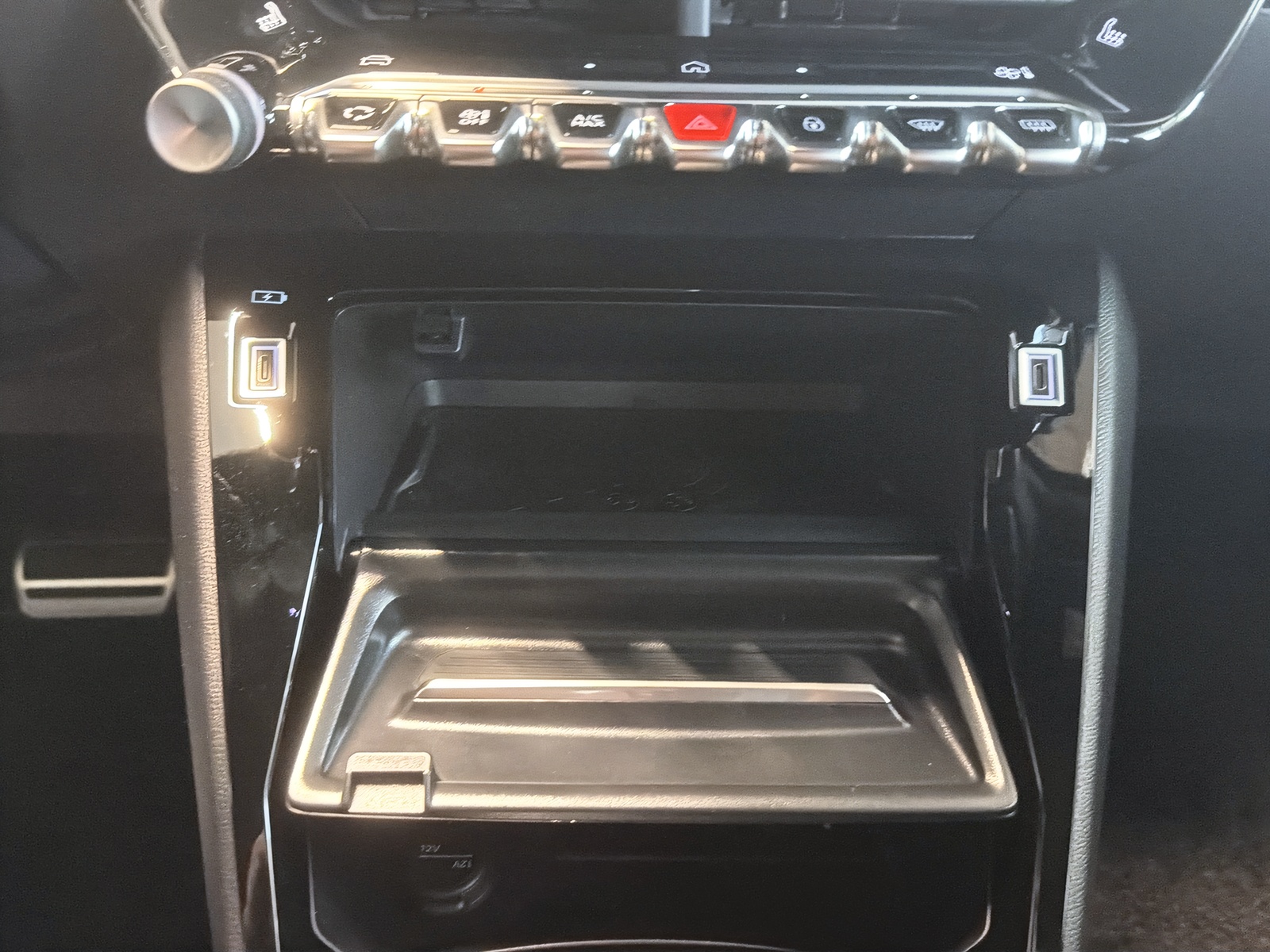 PEUGEOT 2008 1.2 Hybrid 145 GT-image-14