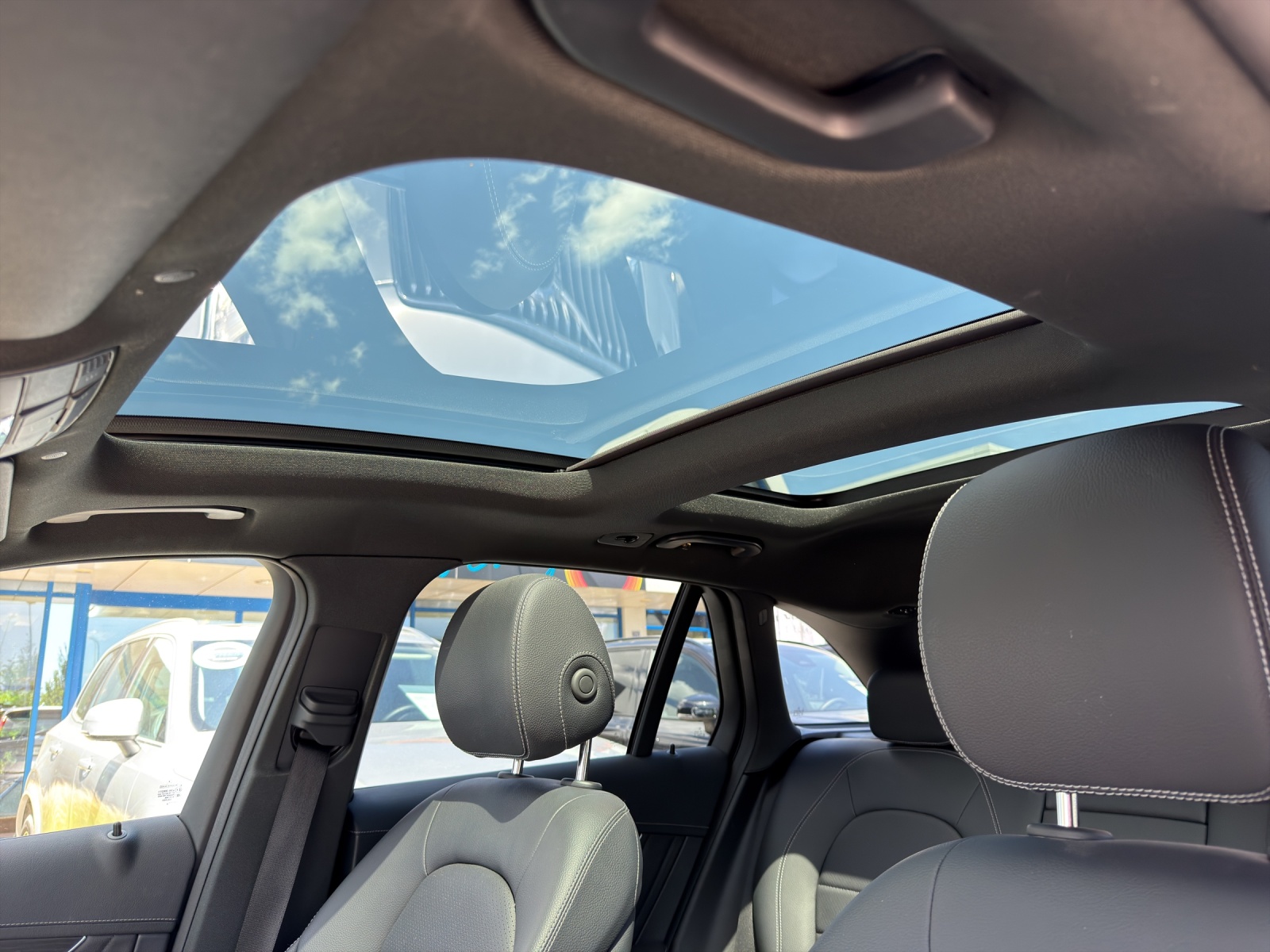 MERCEDES-BENZ GLC 300 AMG Line 4Matic 9G-Tronic-image-17