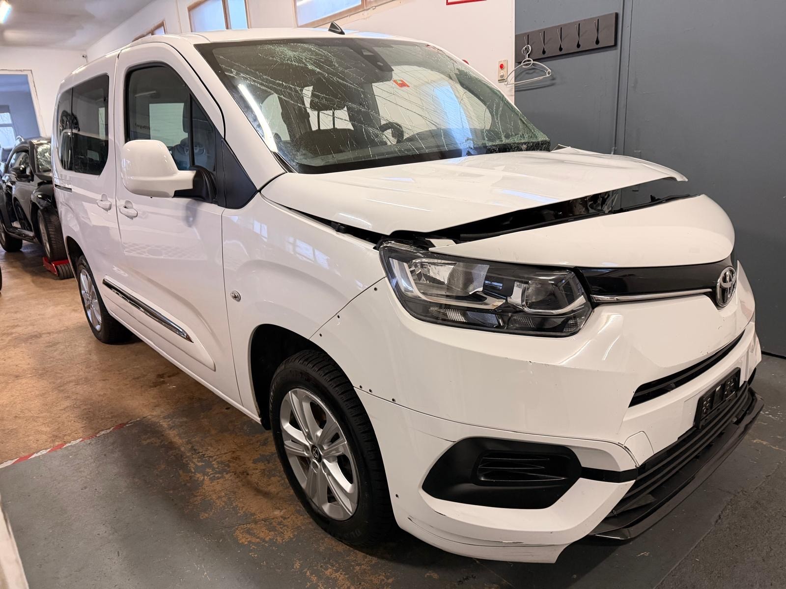 TOYOTA Proace City Verso 1.2 Shuttle Medium