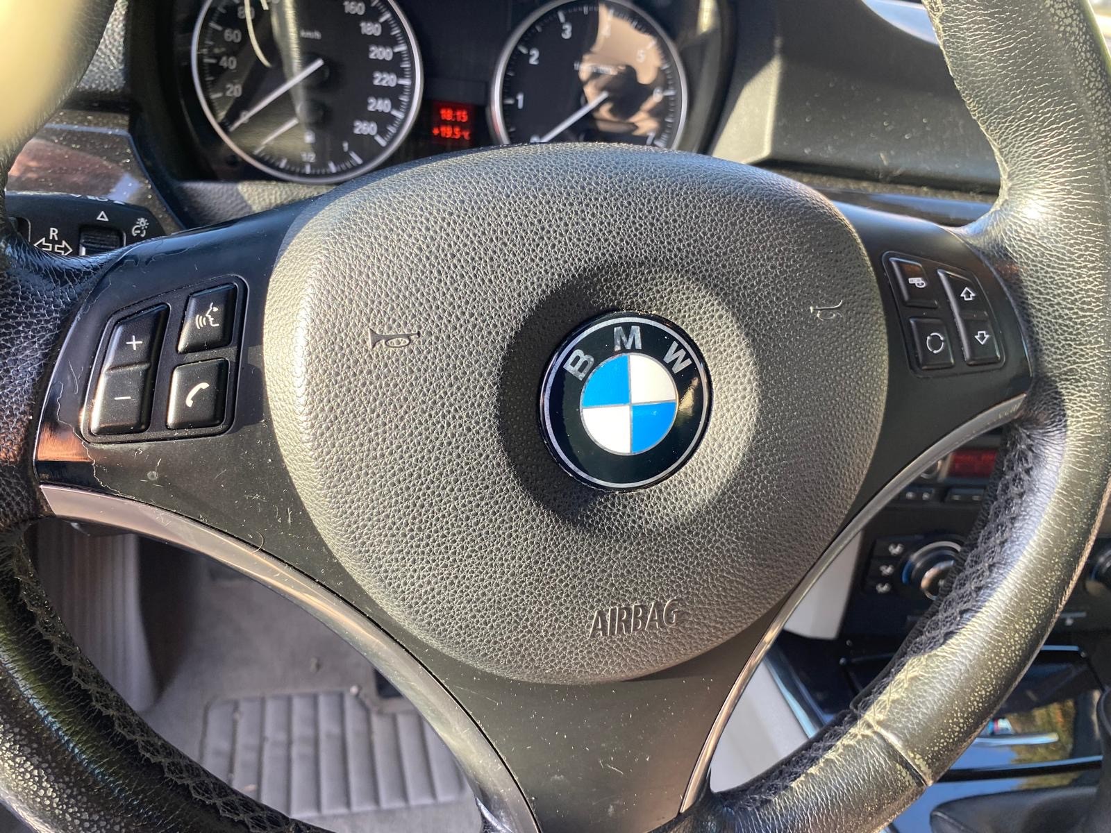 BMW 320i Cabriolet-image-12