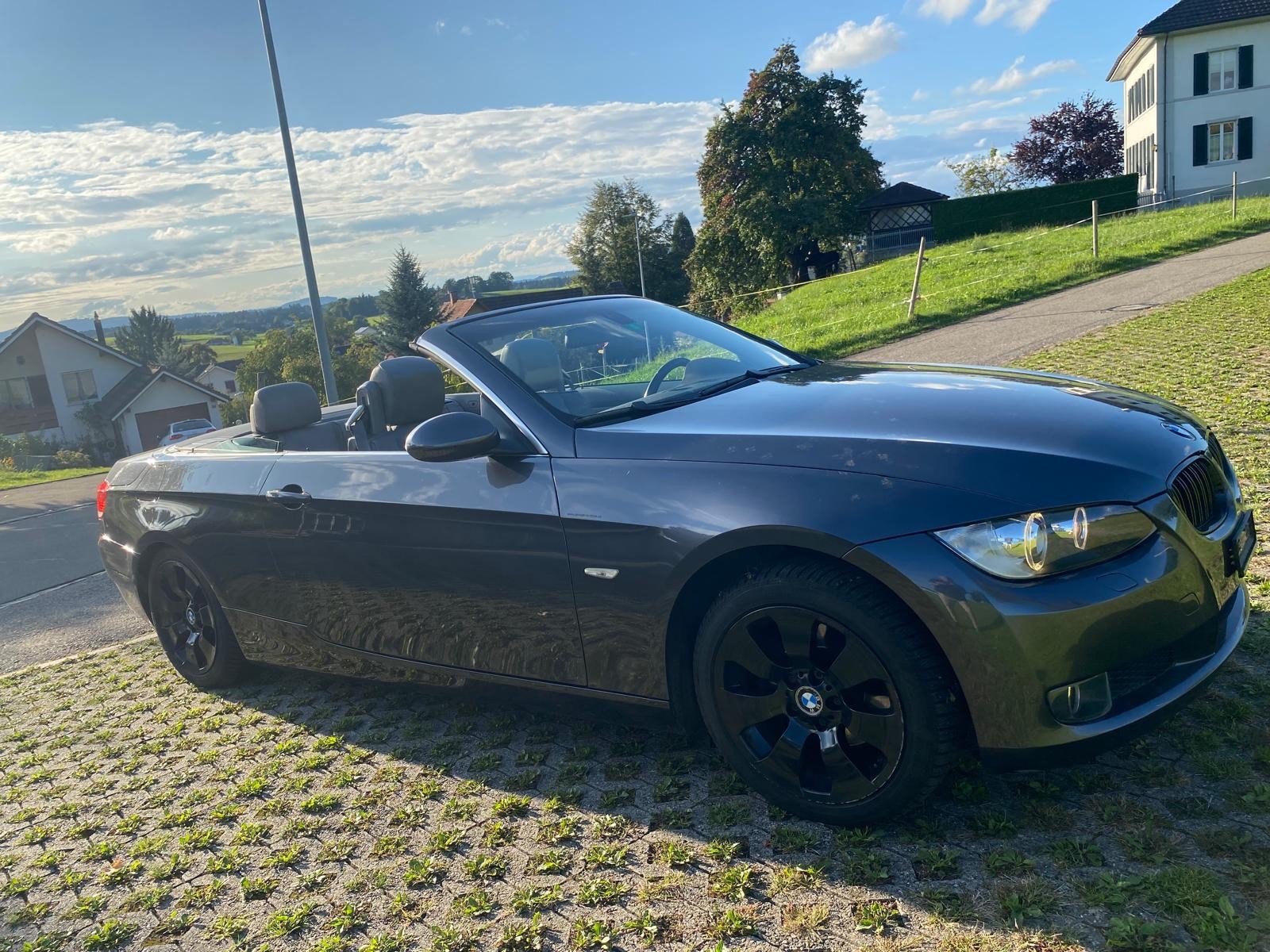 BMW 320i Cabriolet-image-1