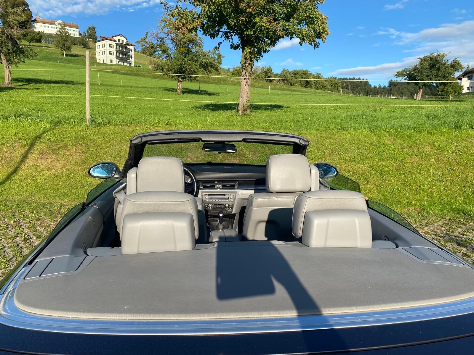 BMW 320i Cabriolet-image-10