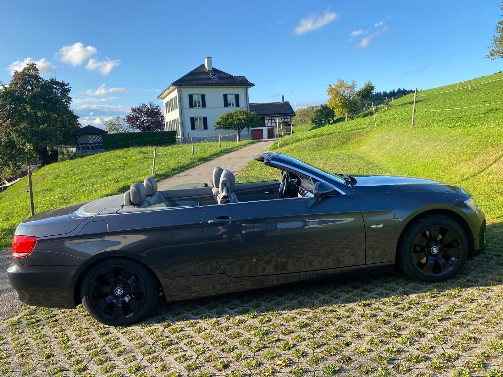 BMW 320i Cabriolet-image-3