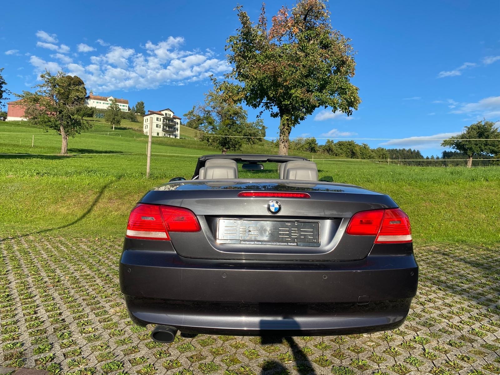BMW 320i Cabriolet-image-6