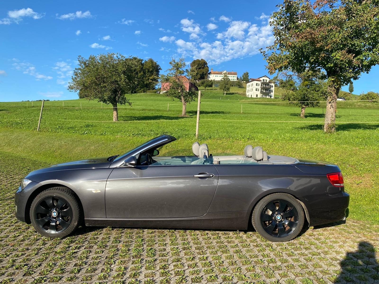 BMW 320i Cabriolet-image-2