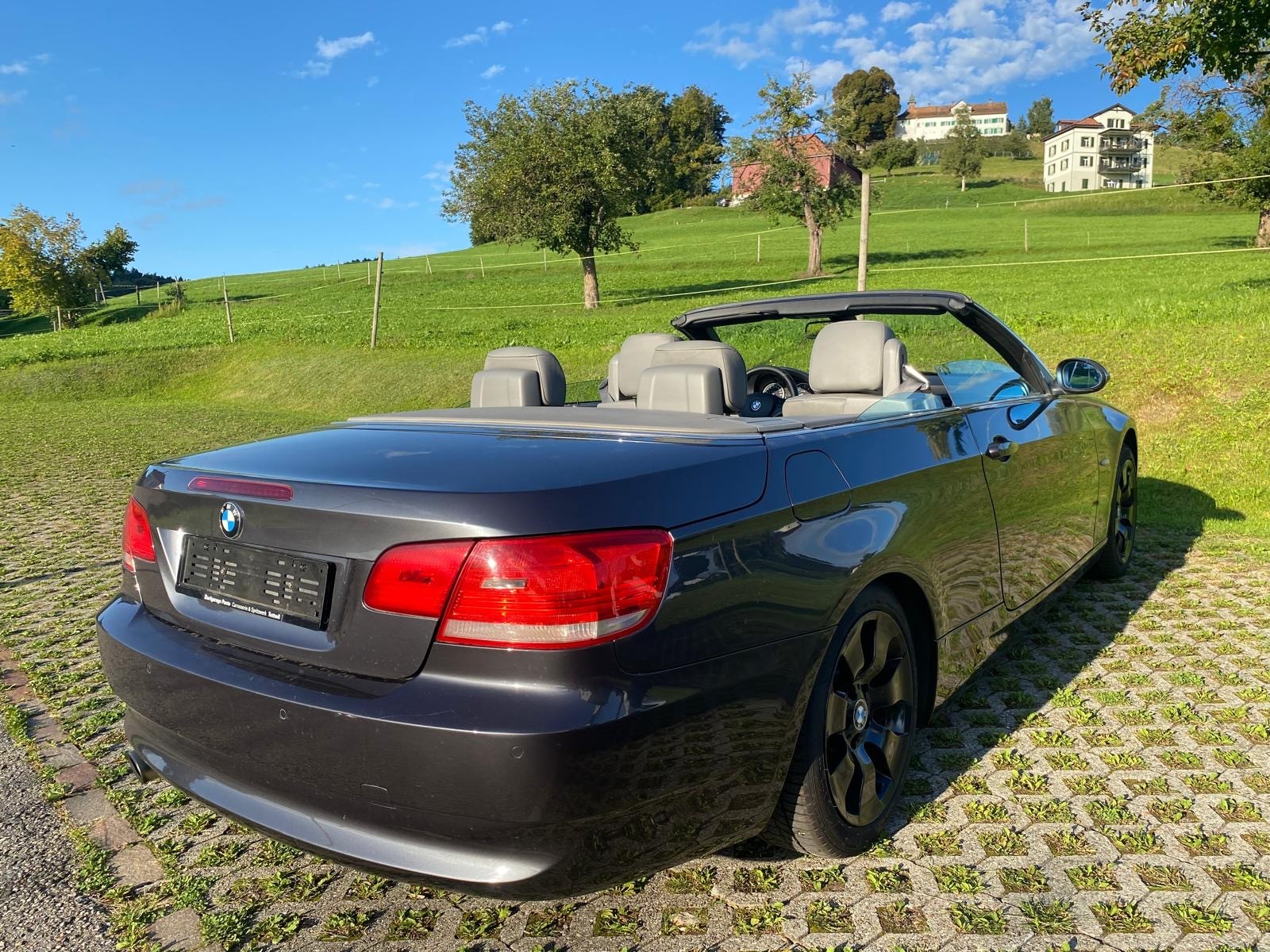 BMW 320i Cabriolet-image-5