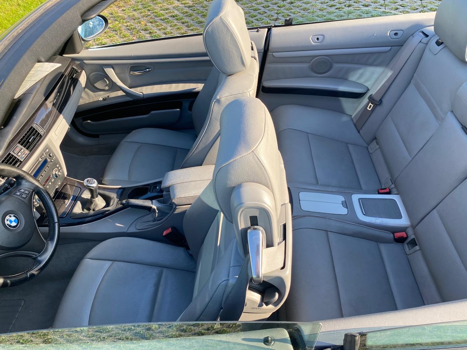 BMW 320i Cabriolet-image-8
