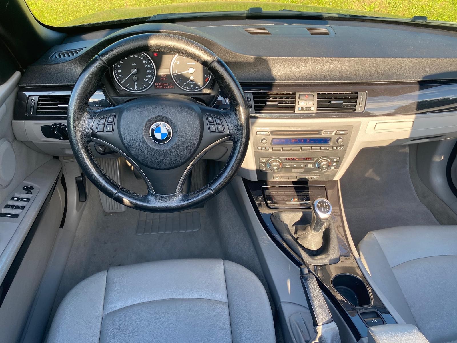 BMW 320i Cabriolet-image-7