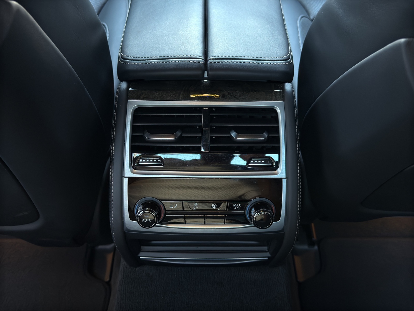 BMW 750d xDrive Steptronic-image-23