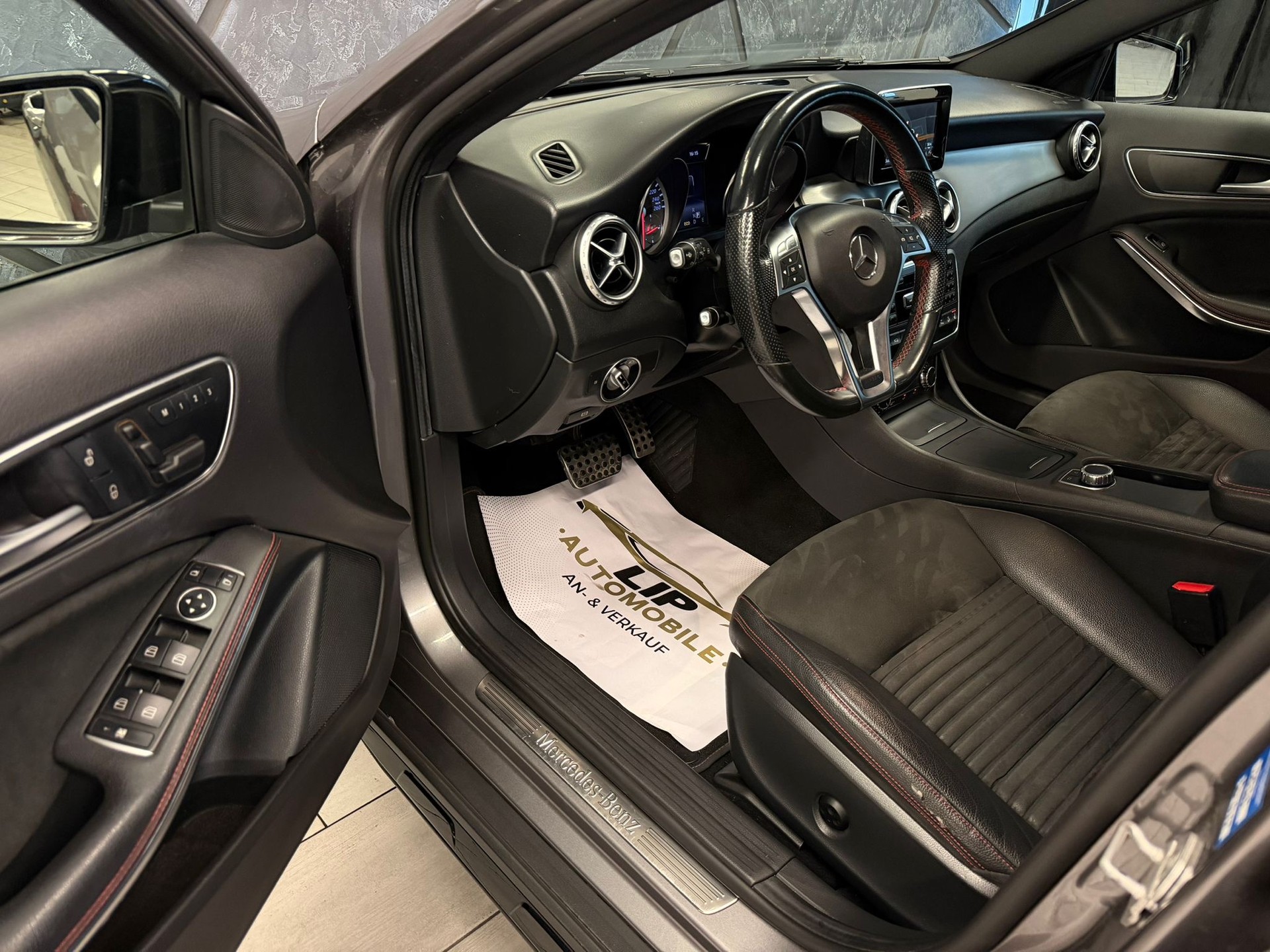 MERCEDES-BENZ GLA 250 AMG Line 4Matic 7G-DCT-image-10