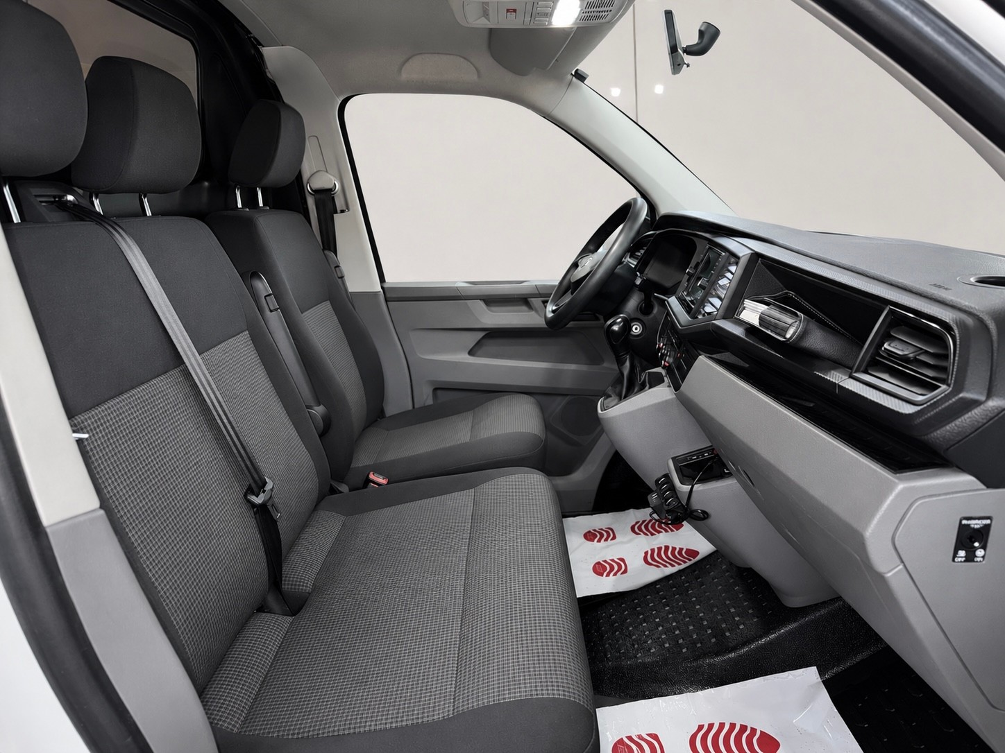 VW T6.1 2.0 TDI DSG Lang Version ( Mit AHK / Sortimo Regale / Dachträger )-image-11