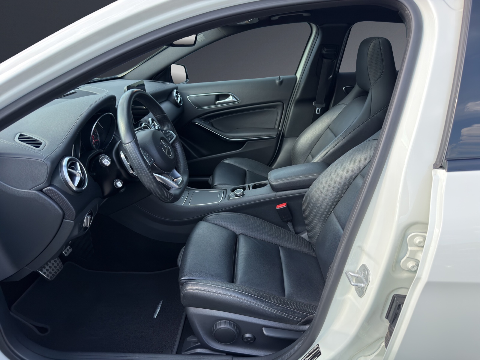 MERCEDES-BENZ A 180 AMG Line 7G-DCT-image-5