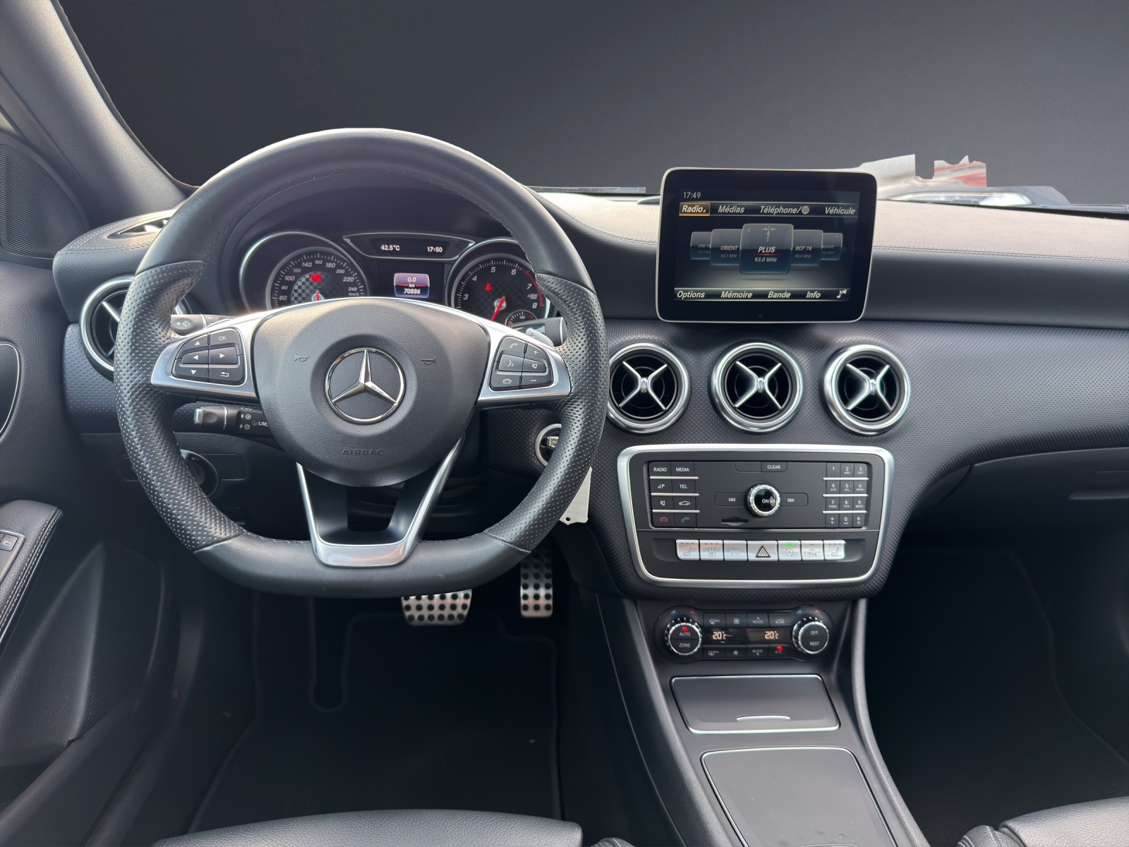 MERCEDES-BENZ A 180 AMG Line 7G-DCT-image-7