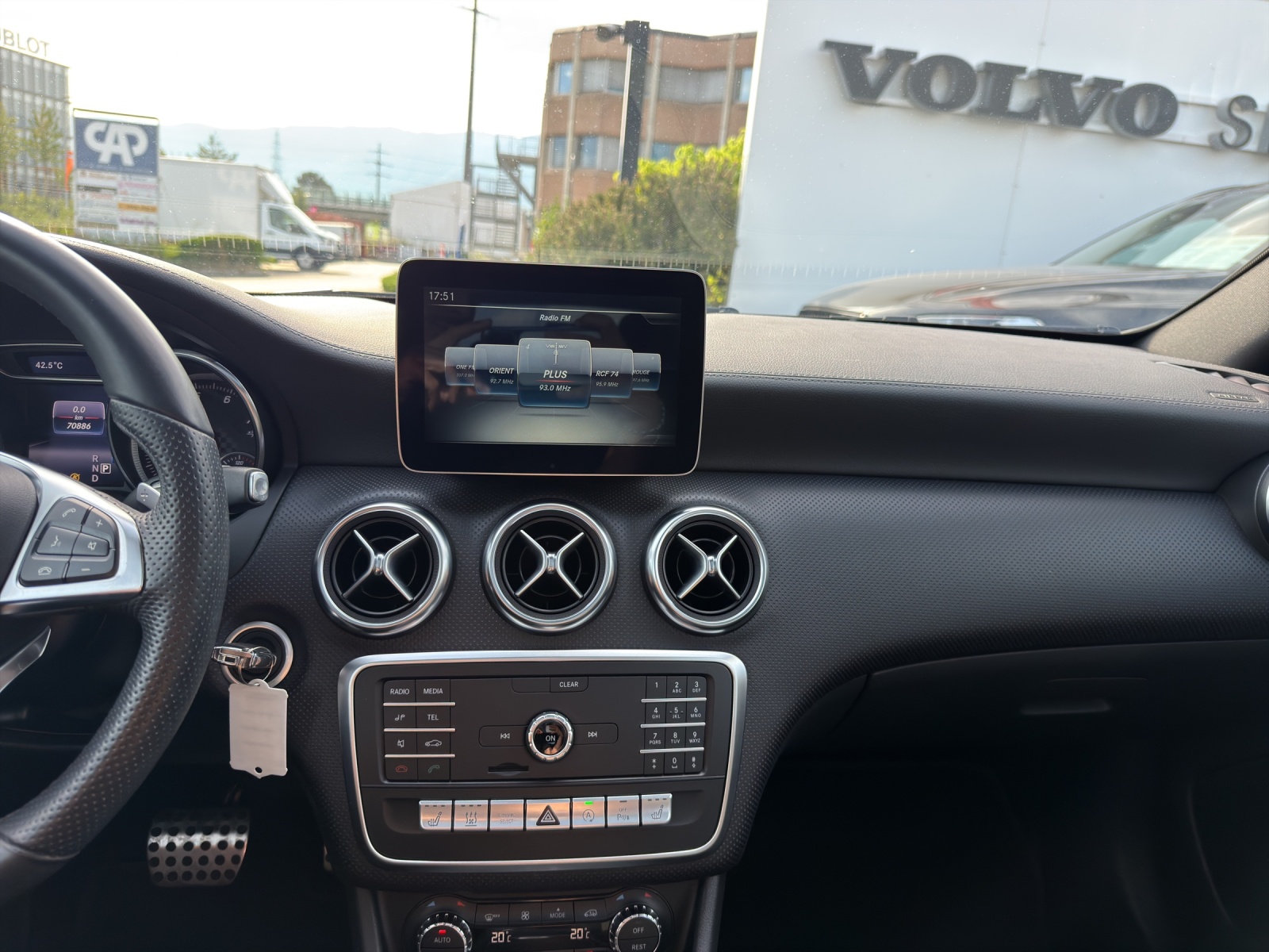 MERCEDES-BENZ A 180 AMG Line 7G-DCT-image-14