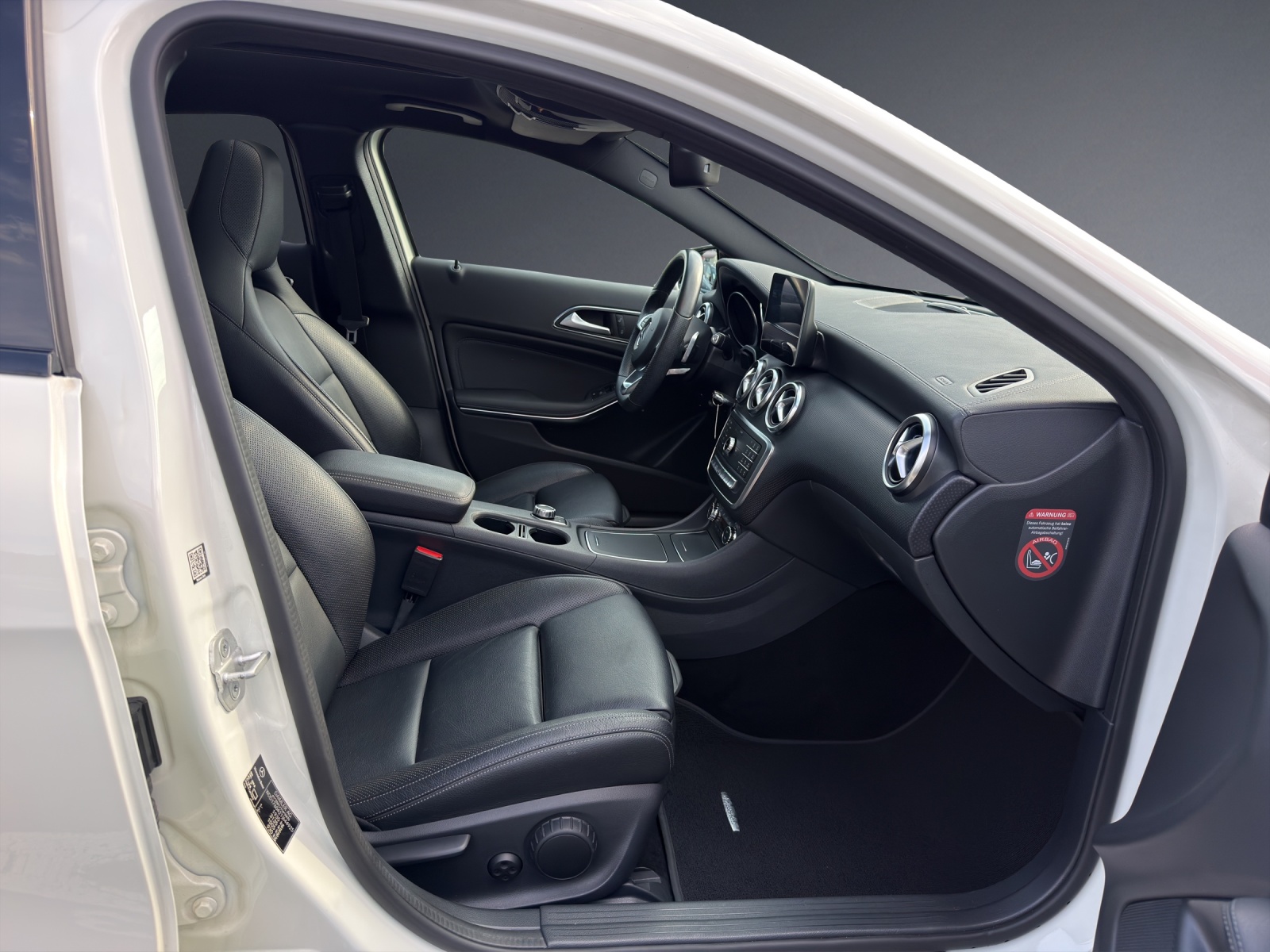 MERCEDES-BENZ A 180 AMG Line 7G-DCT-image-6