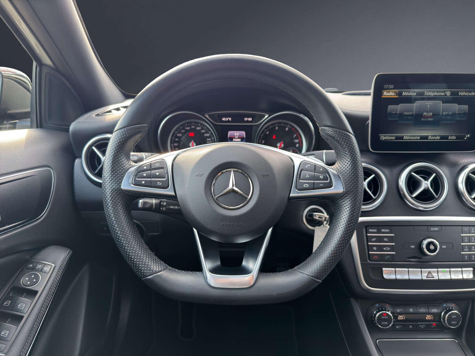 MERCEDES-BENZ A 180 AMG Line 7G-DCT-image-12