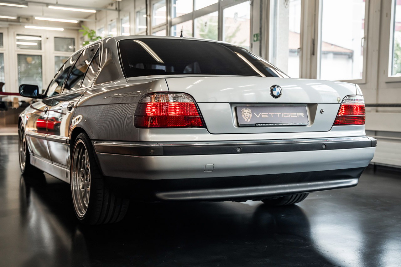 BMW 750i-image-3