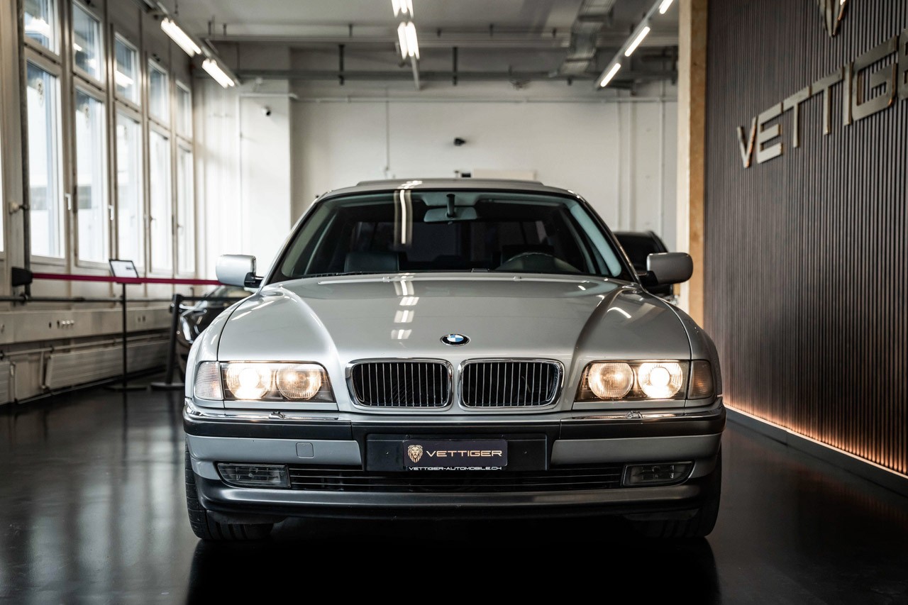 BMW 750i-image-1