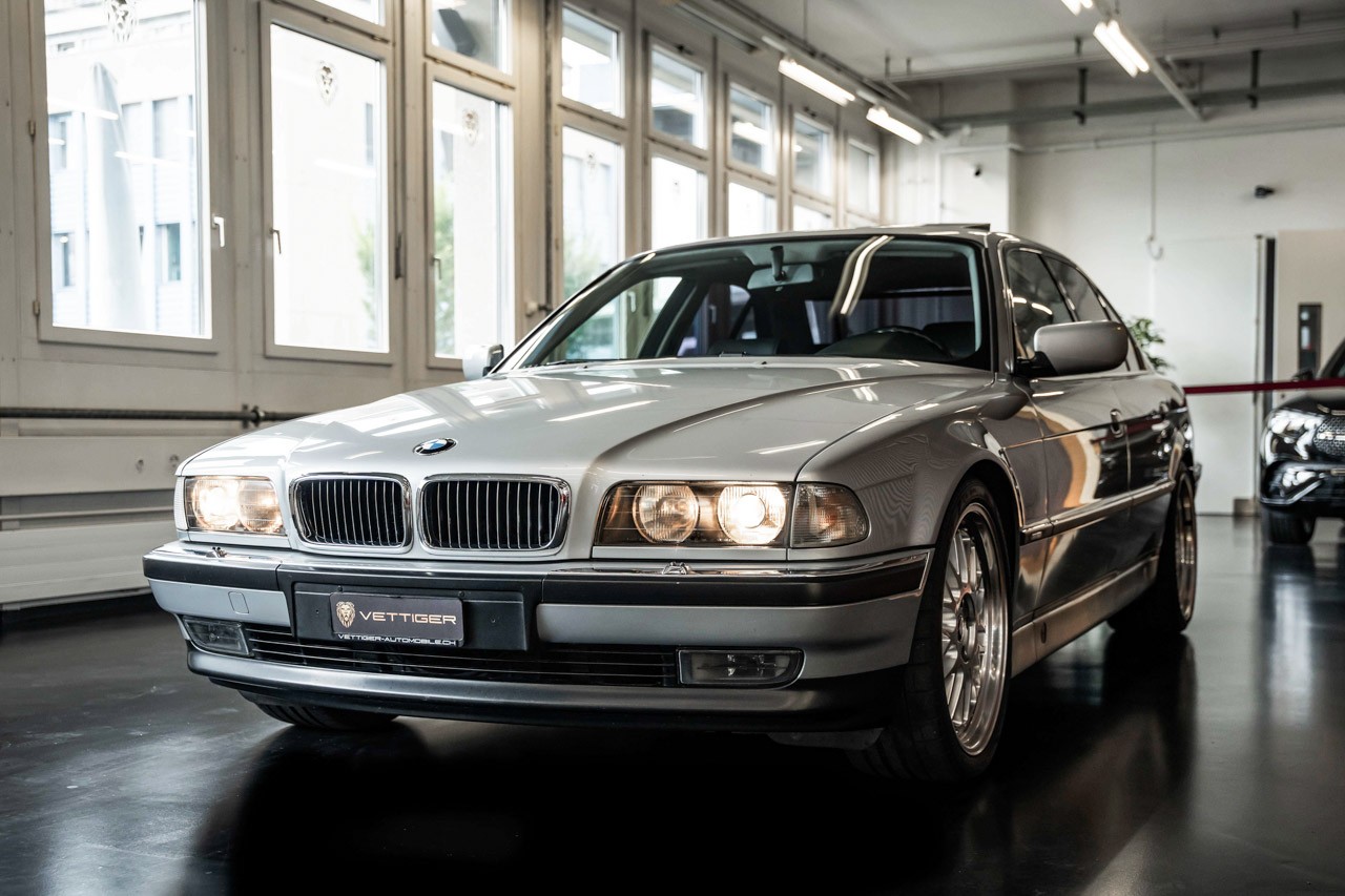 BMW 750i-image-2