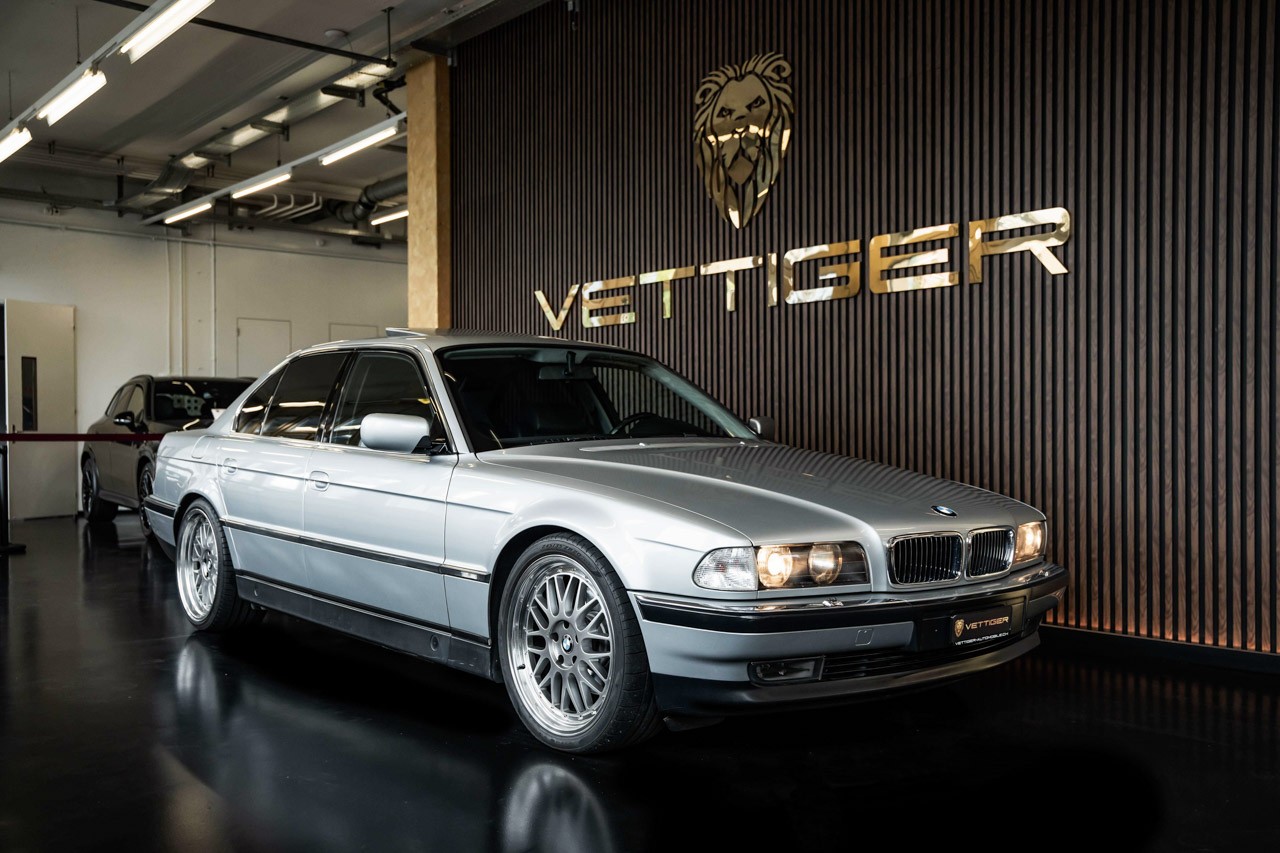 BMW 750i-image-0