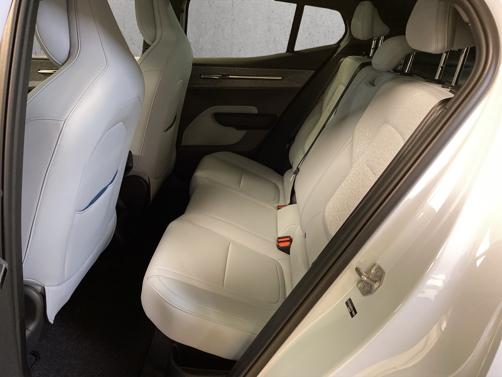 VOLVO EX30 Cross Country E60 69kWh Twin Performance AWD-image-13