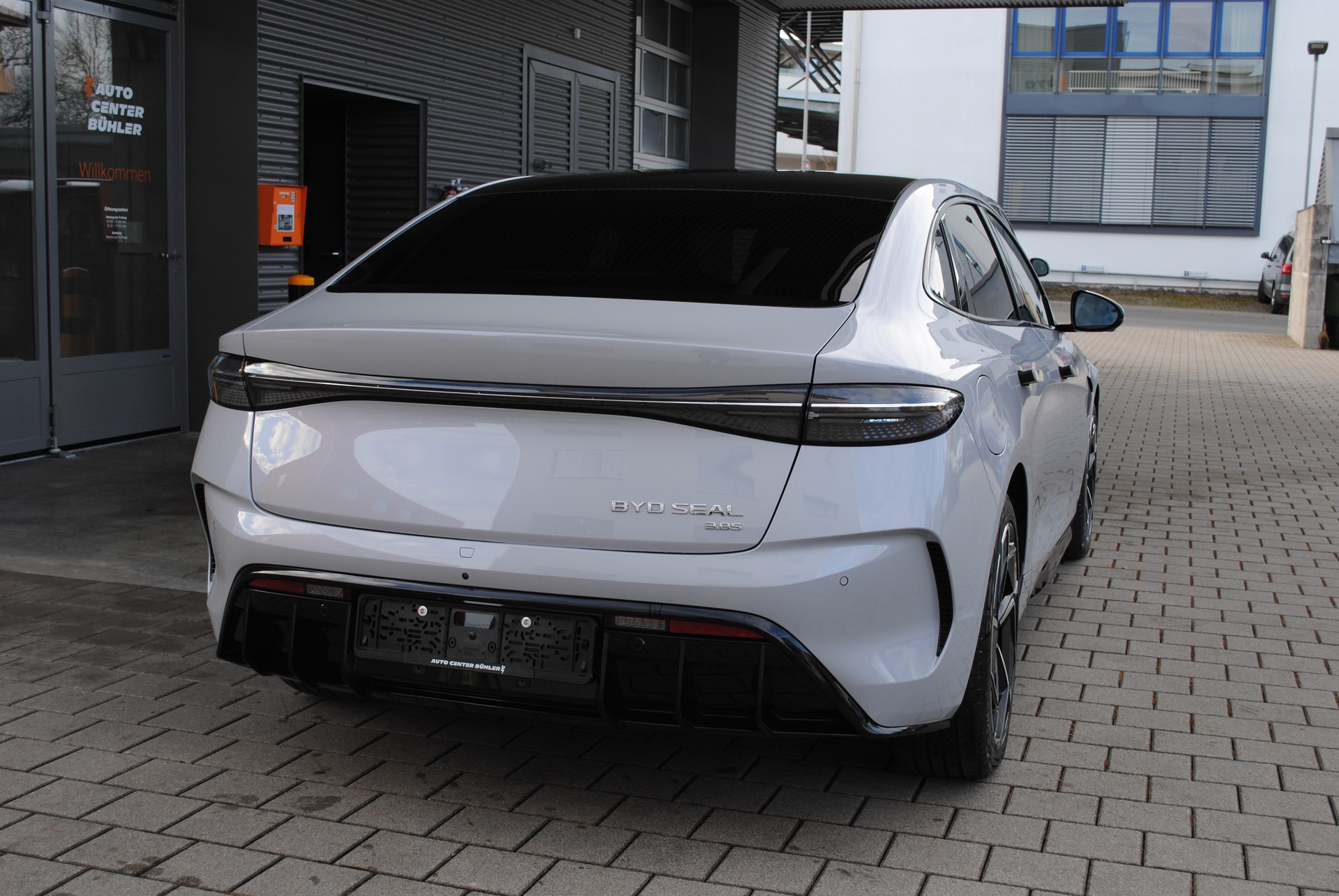 BYD Seal 82,2 kWh Excellence AWD-image-1