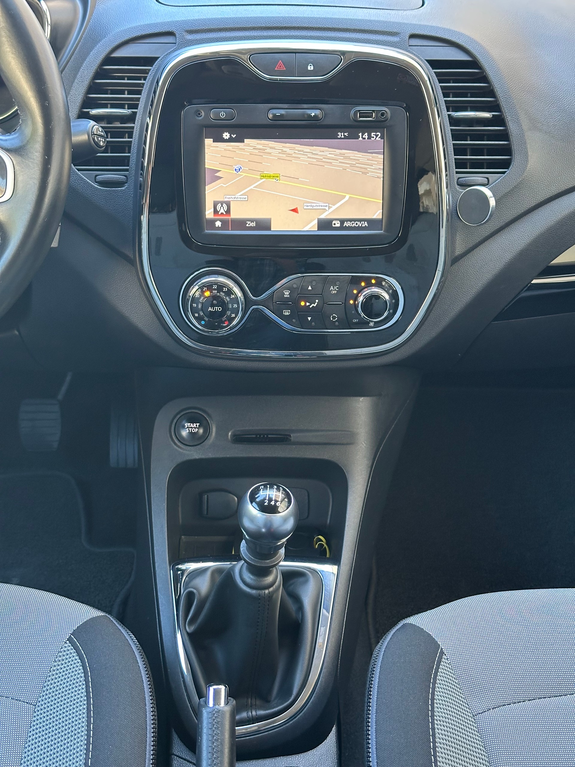 RENAULT Captur 1.2 T 16V Intens-image-17