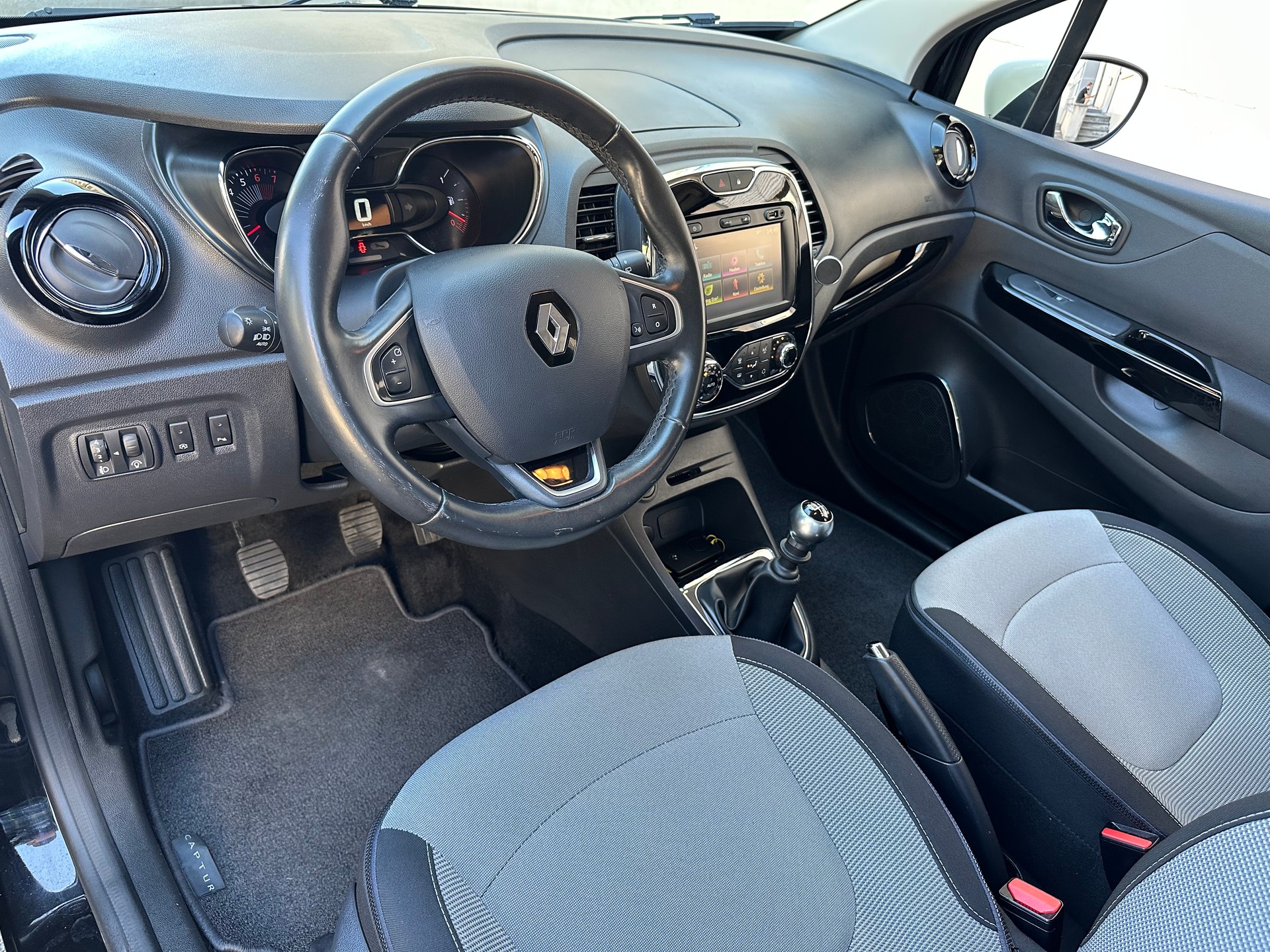 RENAULT Captur 1.2 T 16V Intens-image-9