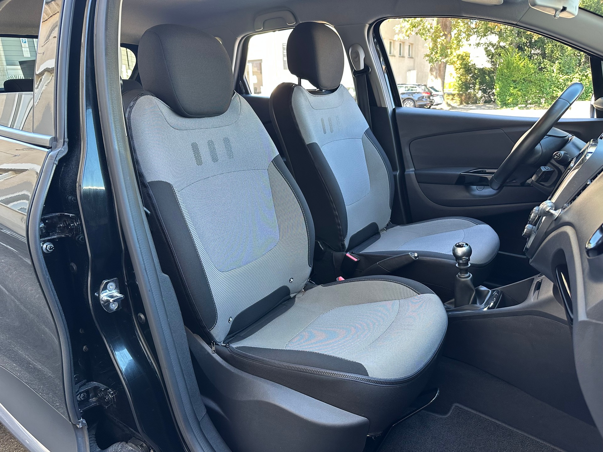 RENAULT Captur 1.2 T 16V Intens-image-13