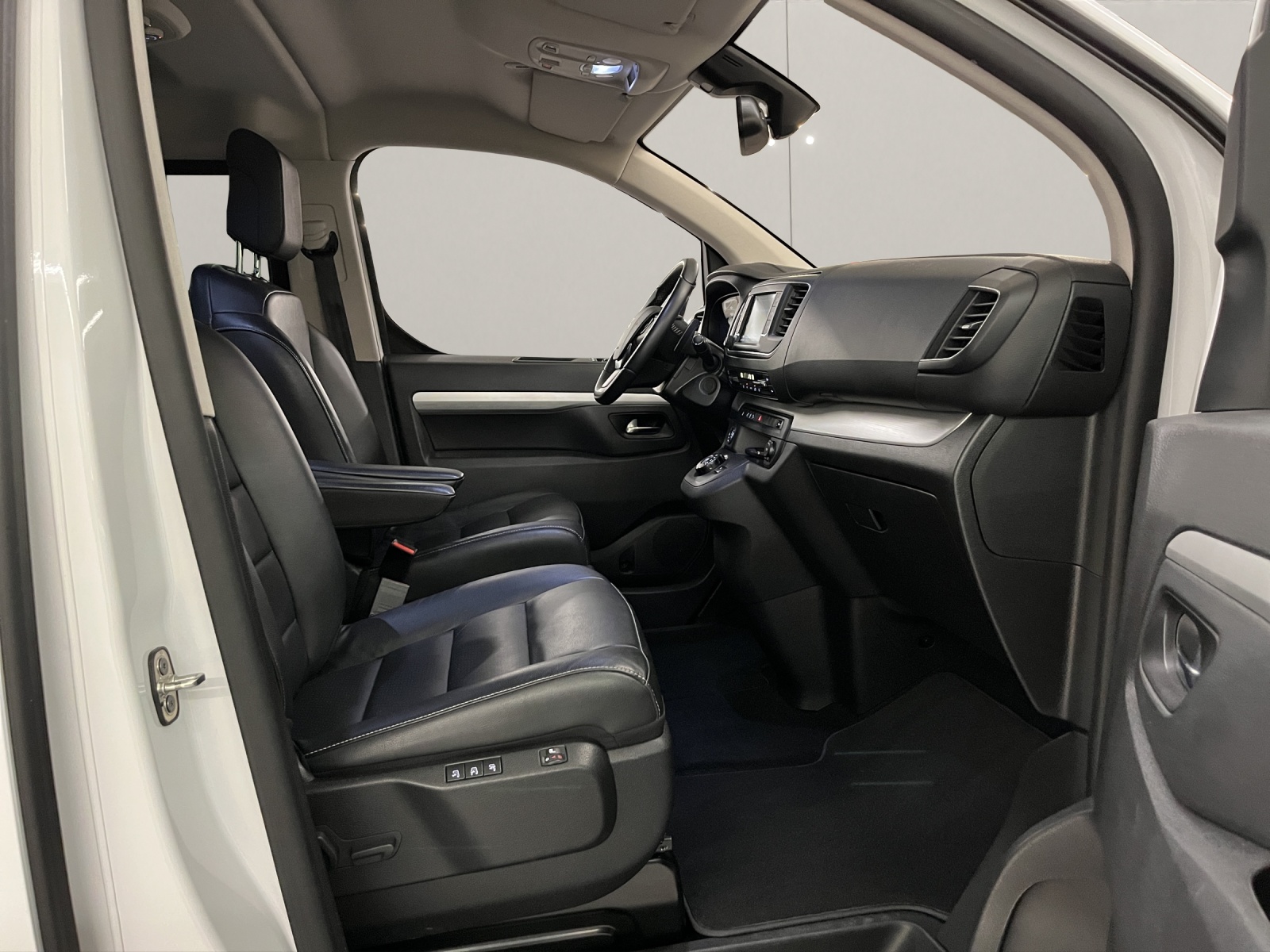 PEUGEOT Traveller Long 2.0 BlueHDi 180 Business VIP S/S-image-12