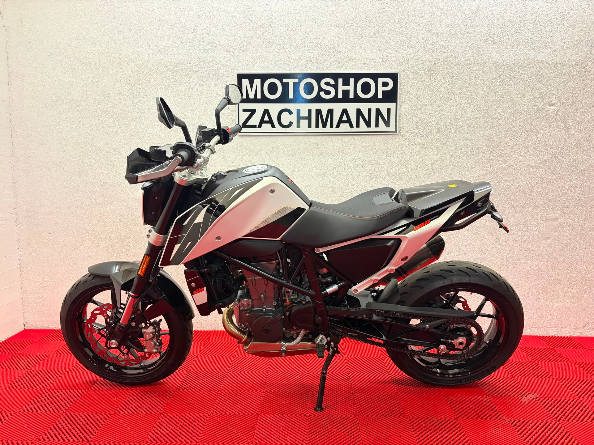 KTM 690 Duke ABS-showroom-element-3