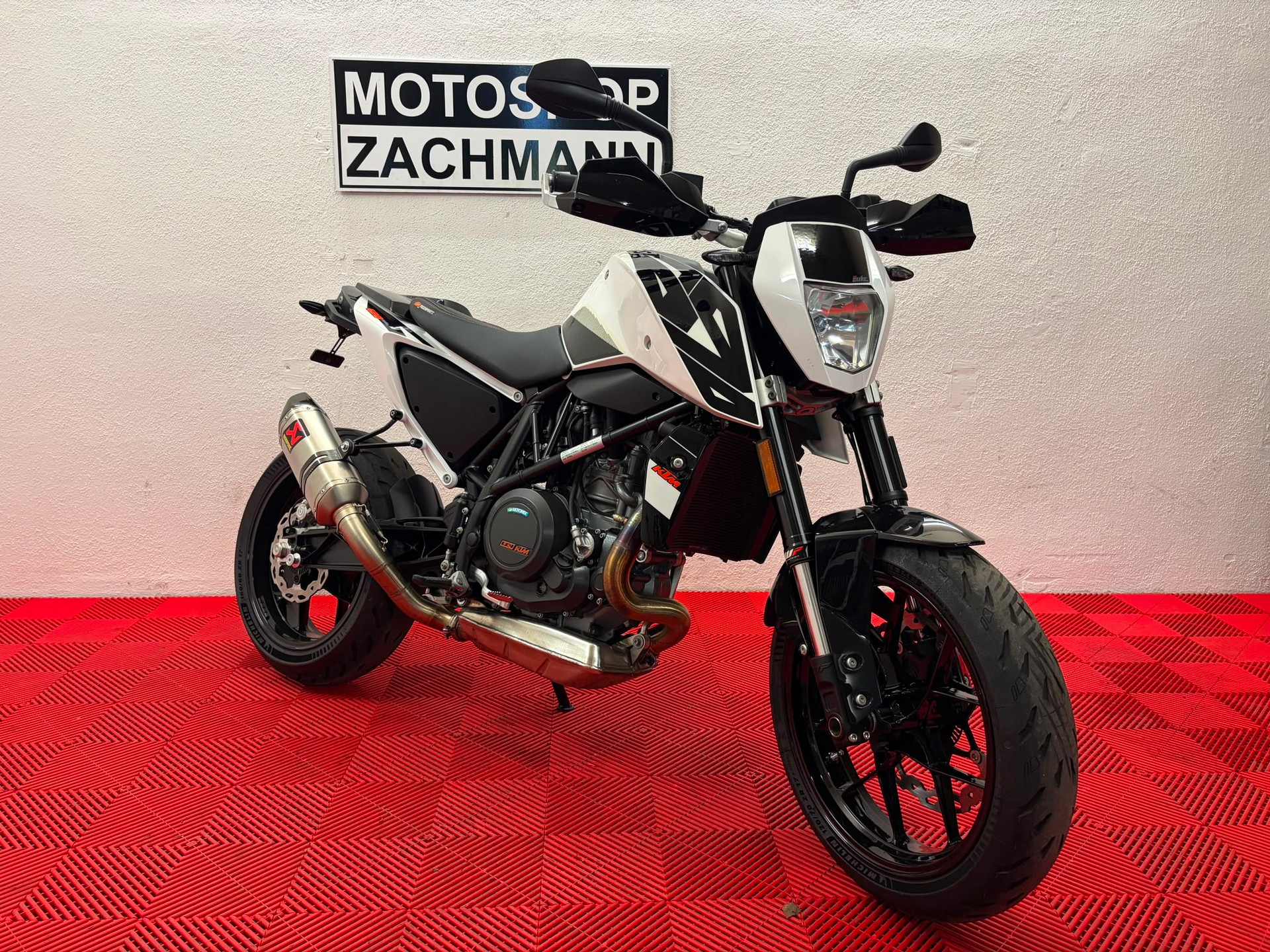KTM 690 Duke ABS-showroom-element-1