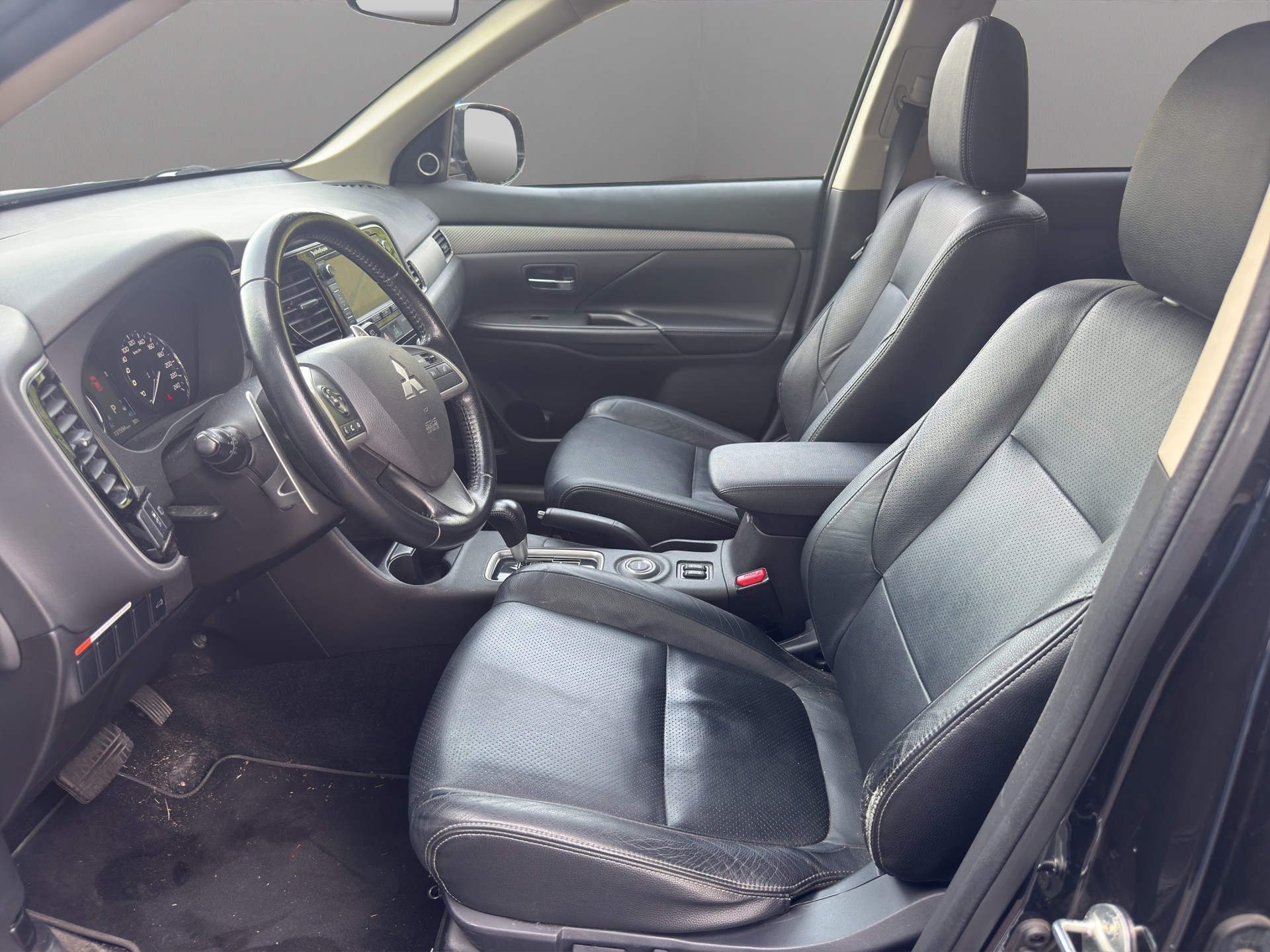 MITSUBISHI Outlander 2.2 DID Navigator 4WD Automatic-image-8