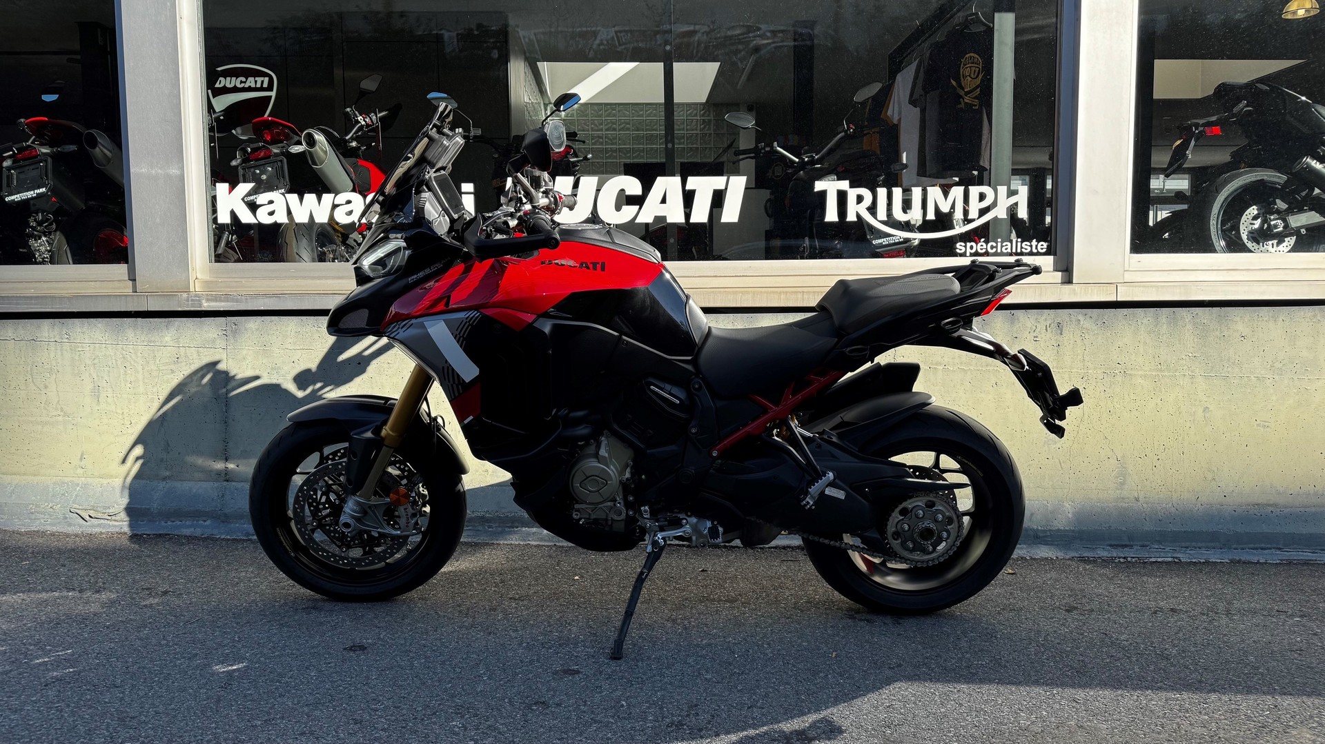 DUCATI pikes peak-showroom-element-1