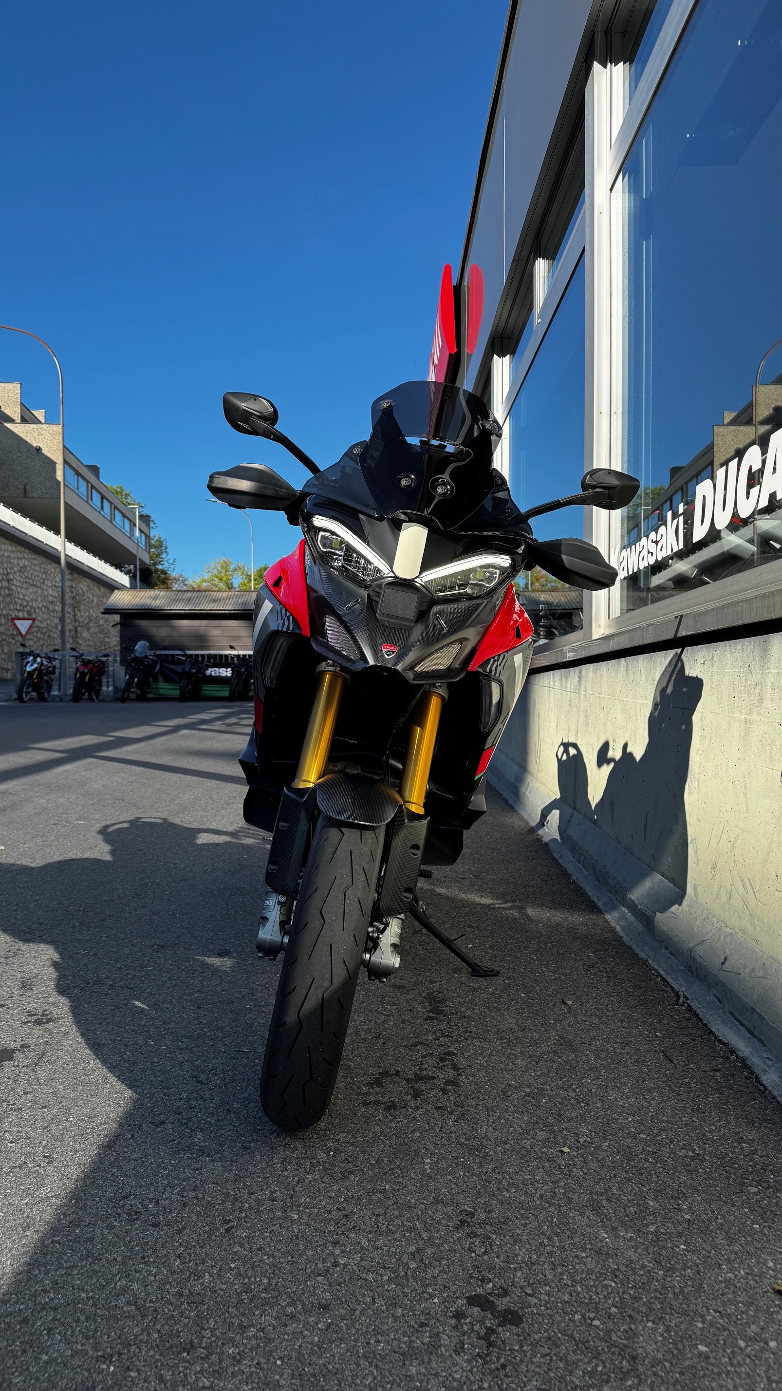DUCATI pikes peak-showroom-element-2