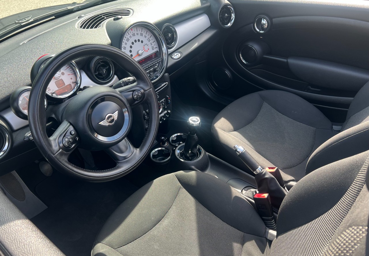 MINI Cooper Cabriolet-image-9
