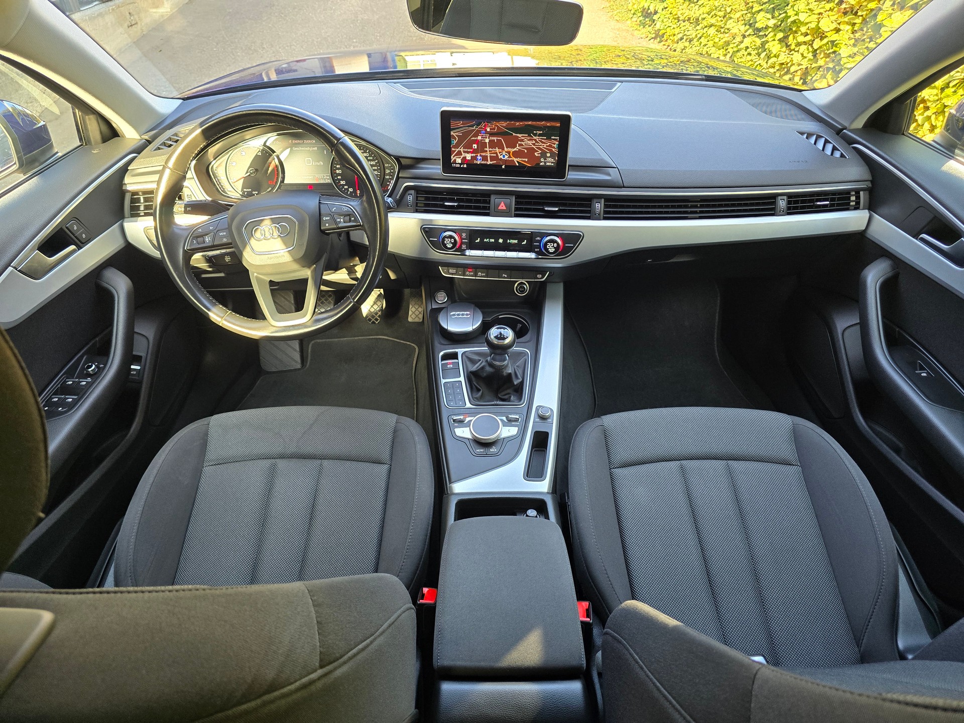 AUDI A4 Avant 2.0 TDI-image-8