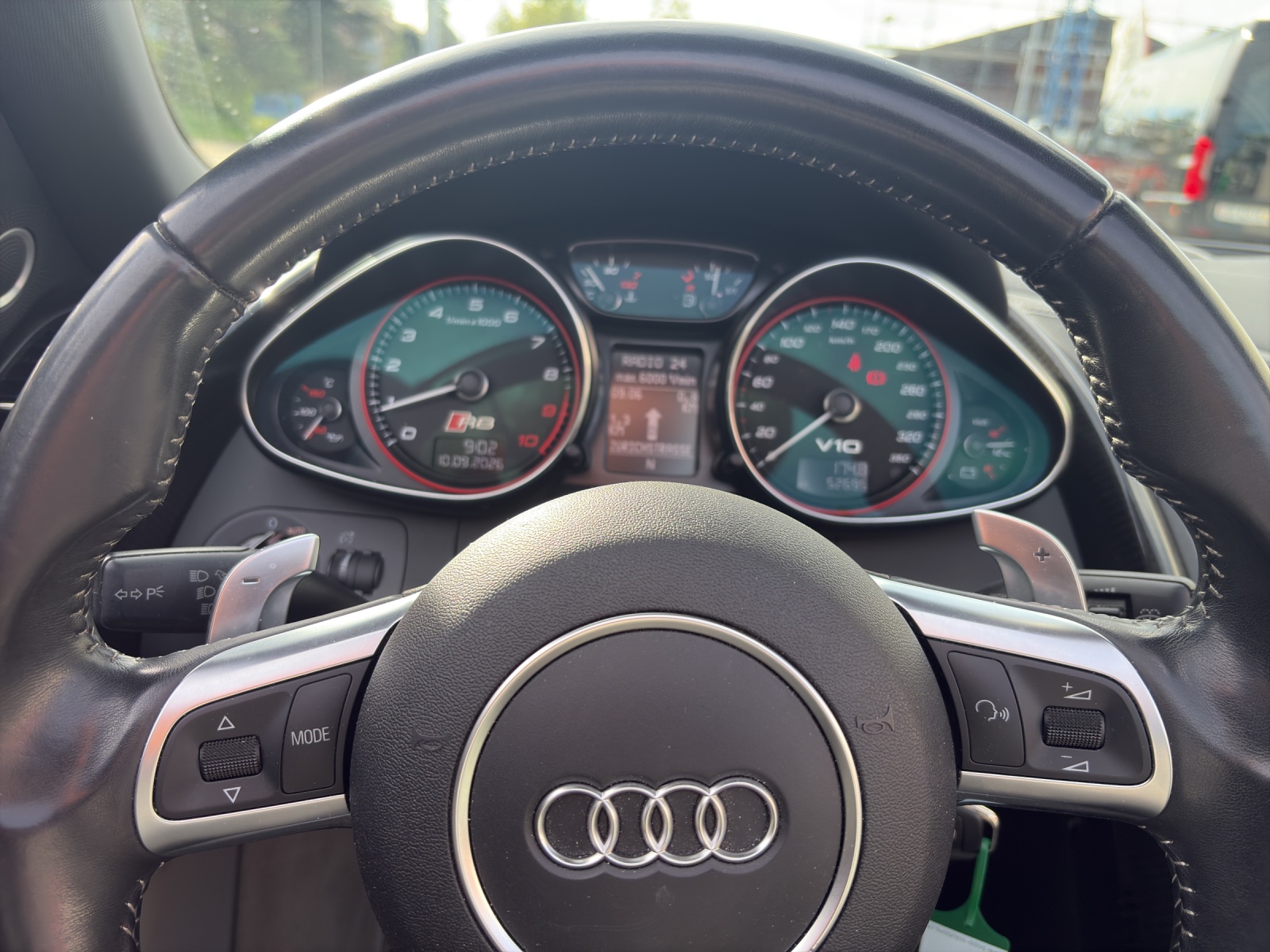 AUDI R8 Spyder 5.2 FSI V10 quattro S-Tronic-image-12