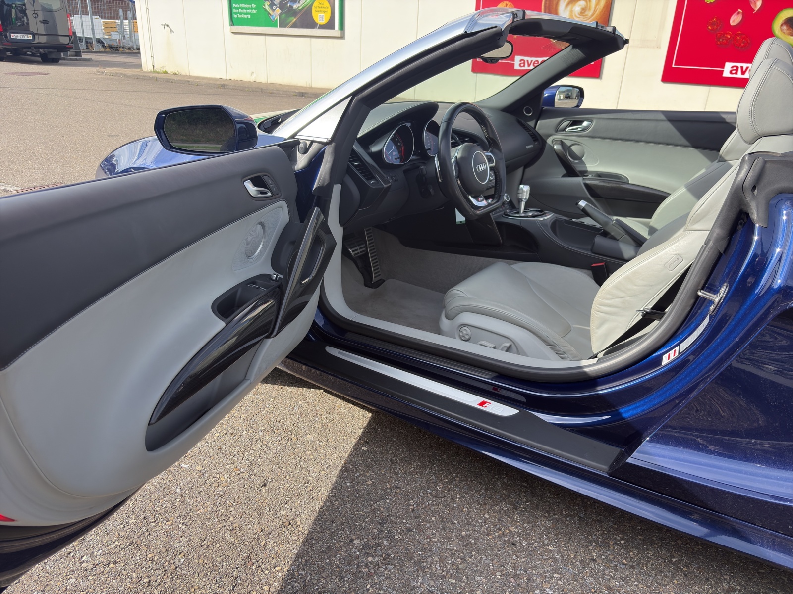 AUDI R8 Spyder 5.2 FSI V10 quattro S-Tronic-image-5