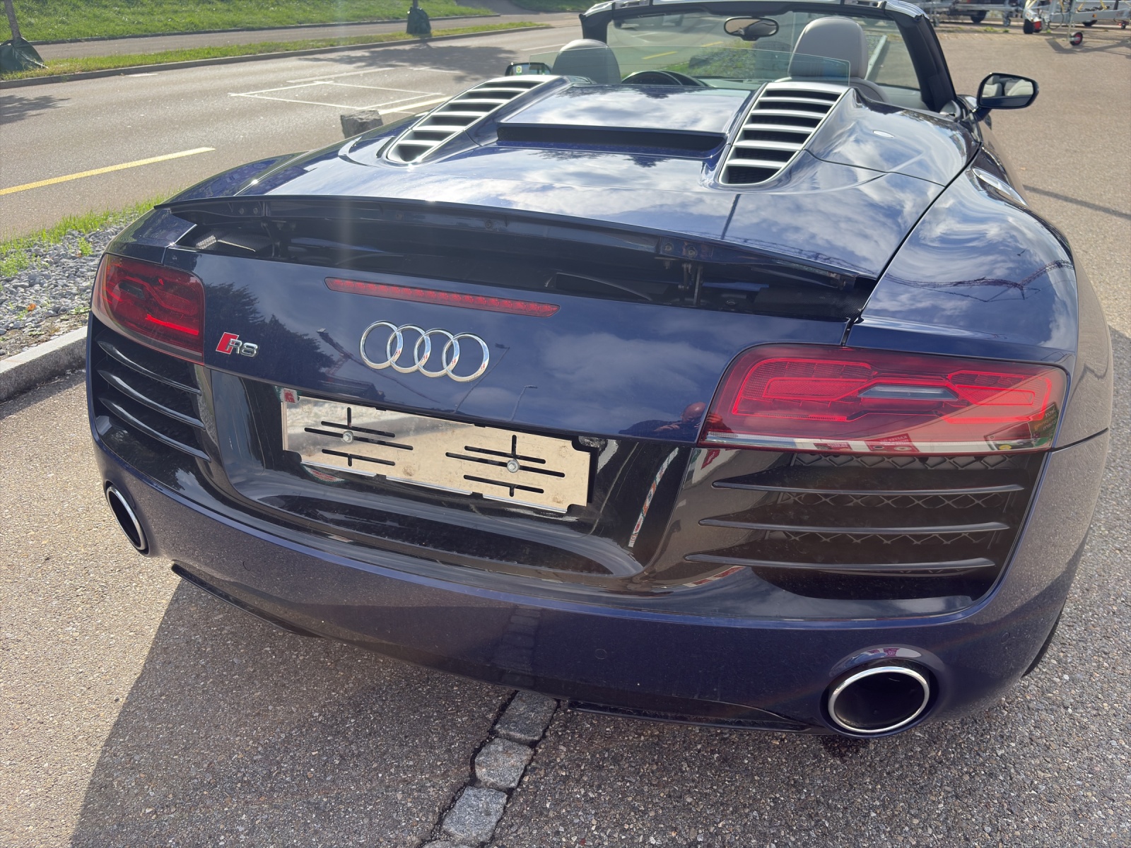 AUDI R8 Spyder 5.2 FSI V10 quattro S-Tronic-image-4