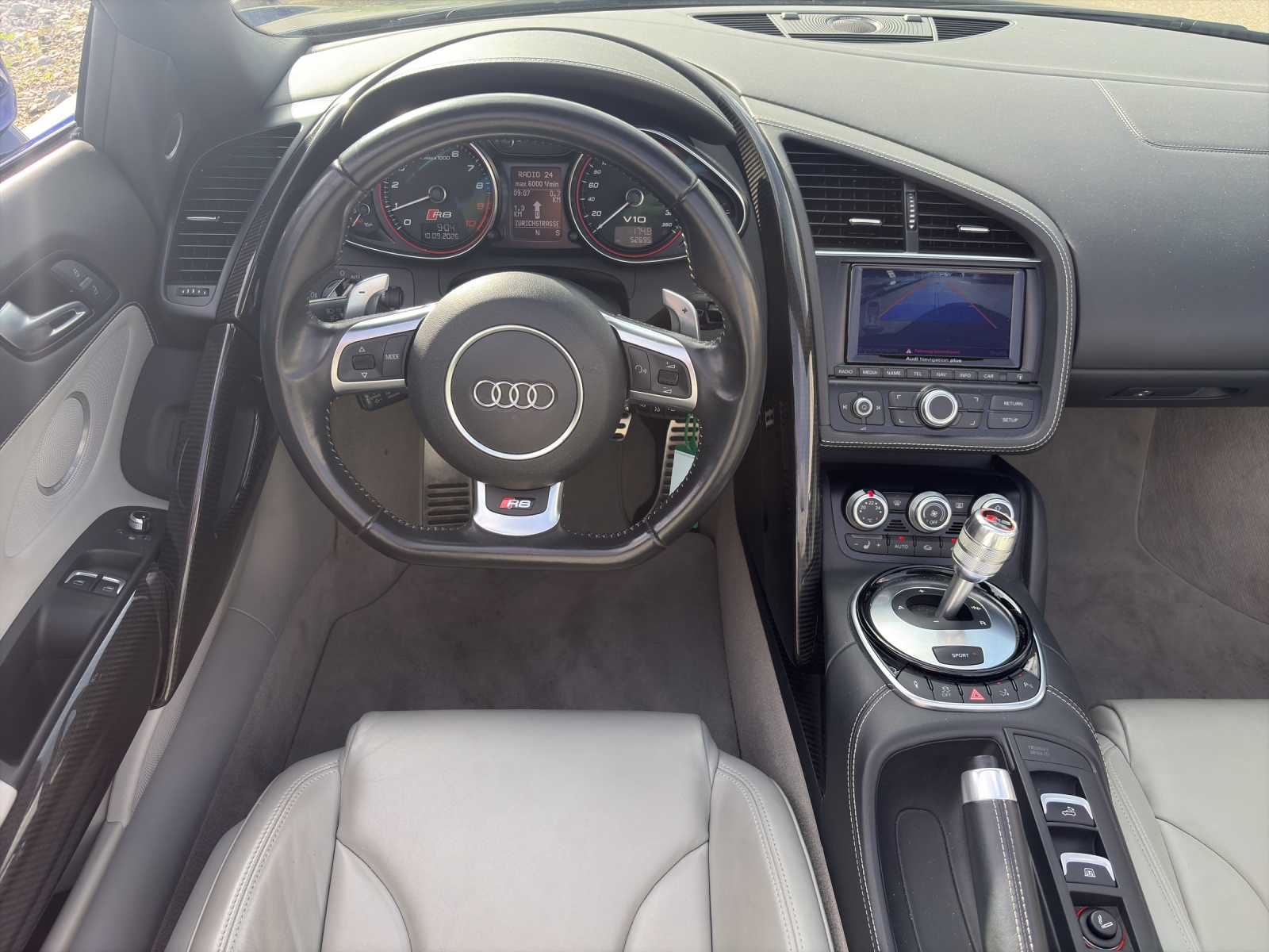 AUDI R8 Spyder 5.2 FSI V10 quattro S-Tronic-image-9