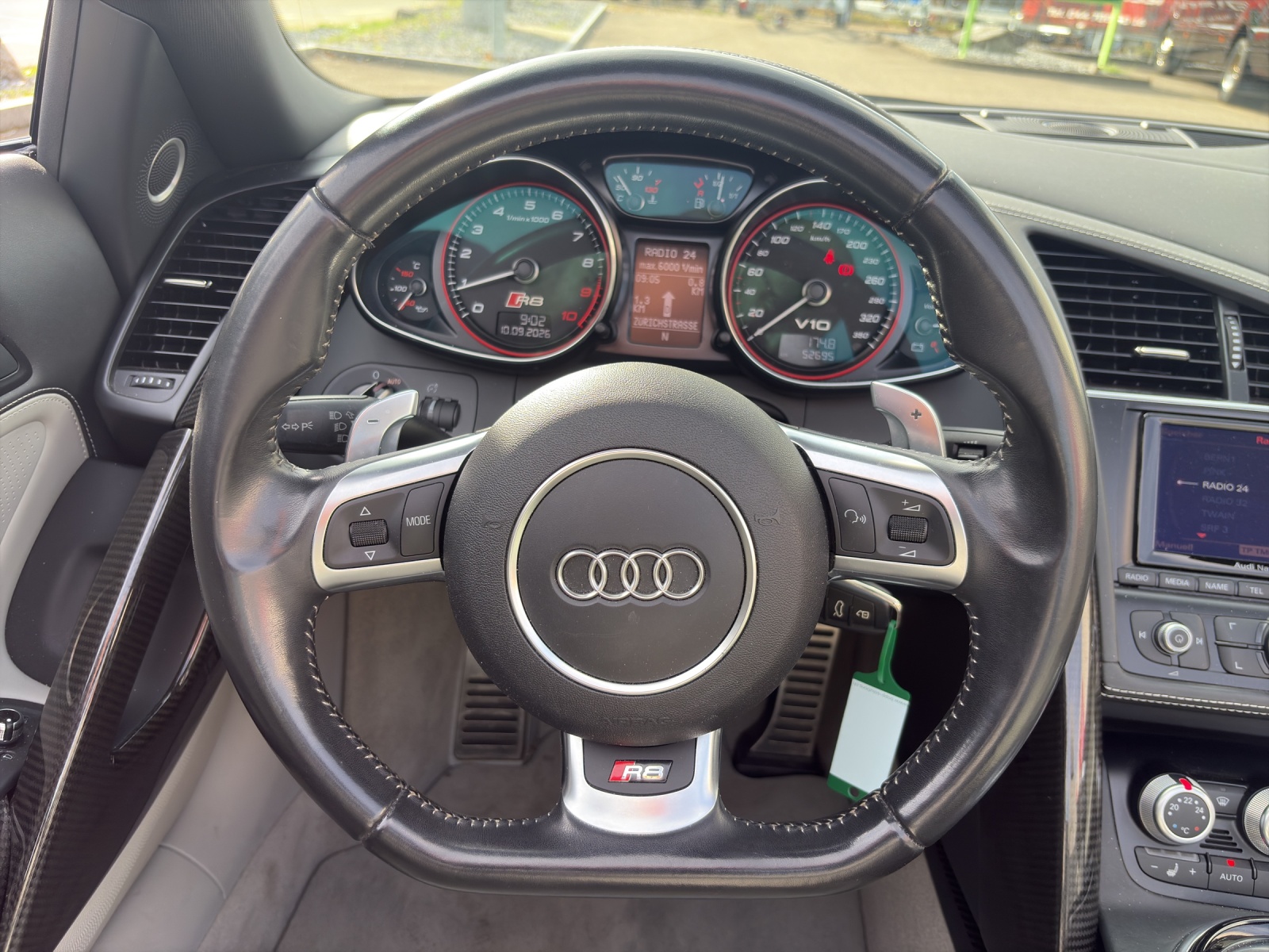 AUDI R8 Spyder 5.2 FSI V10 quattro S-Tronic-image-11