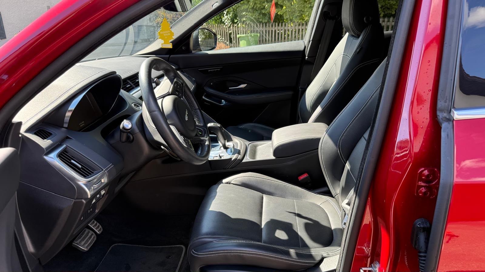 JAGUAR E-PACE-image-4