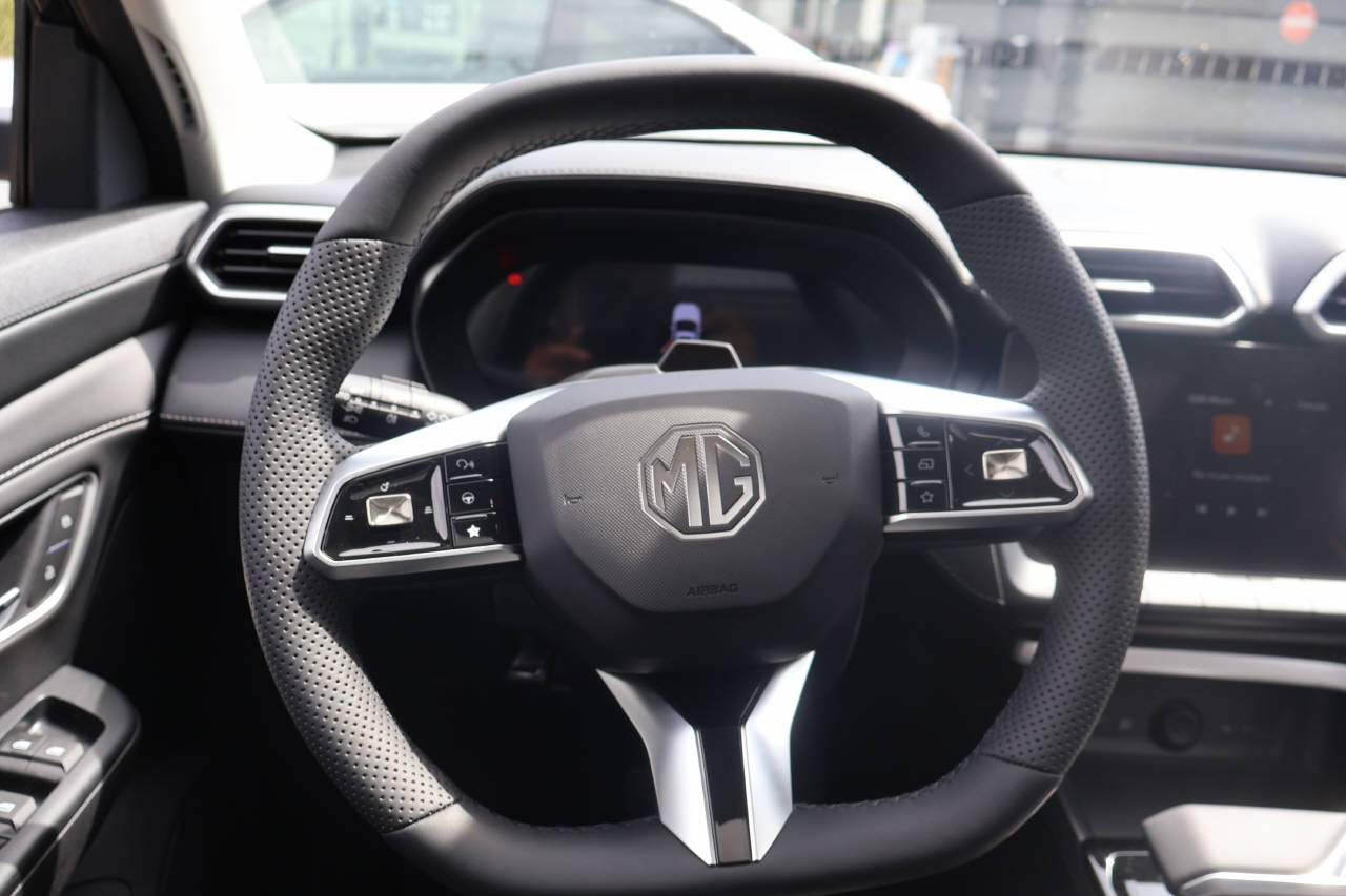 MG ZS 1.5 Hybrid+ Luxury-image-11