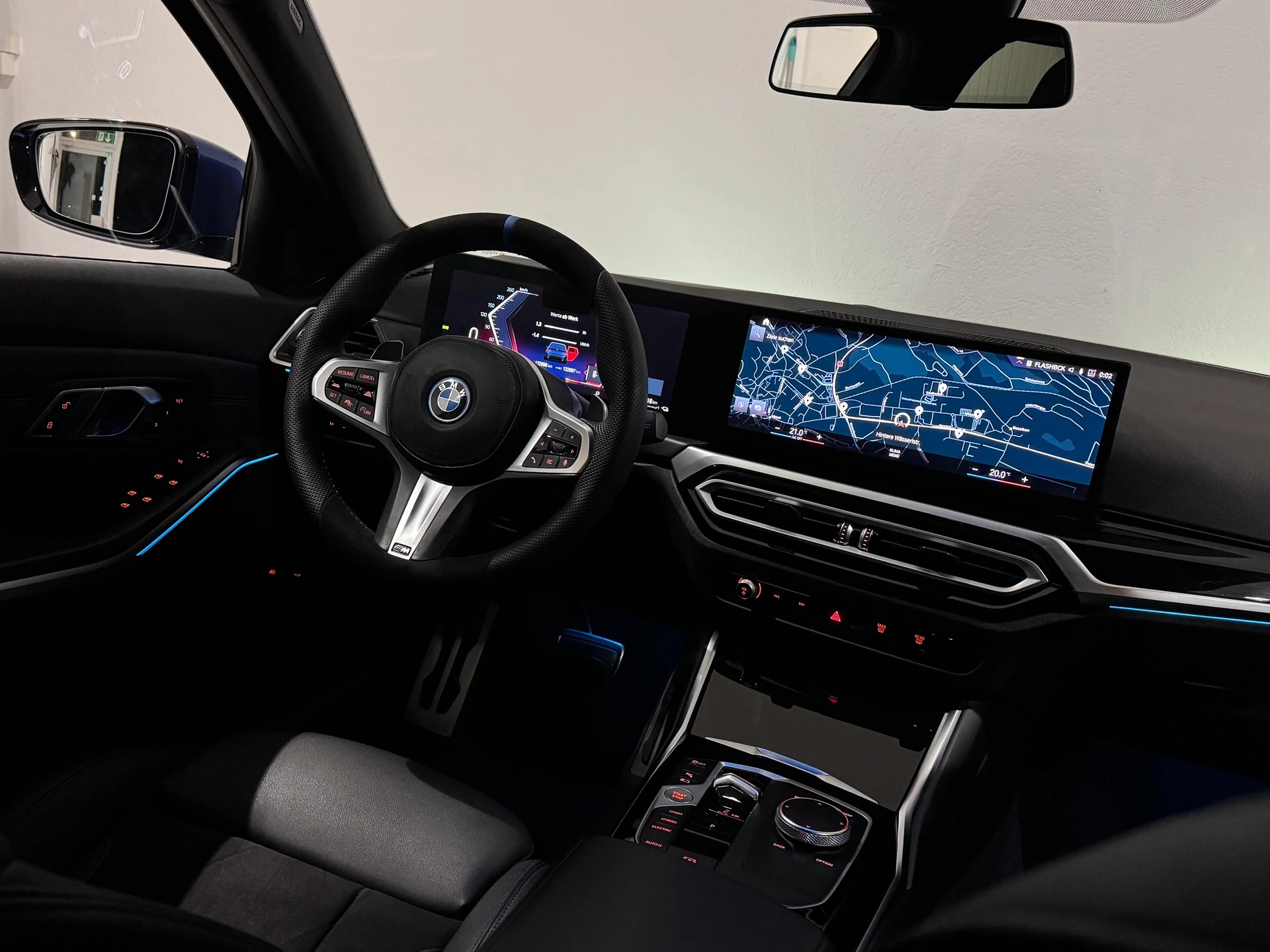BMW 330e xDrive Steptronic M Sport-image-16