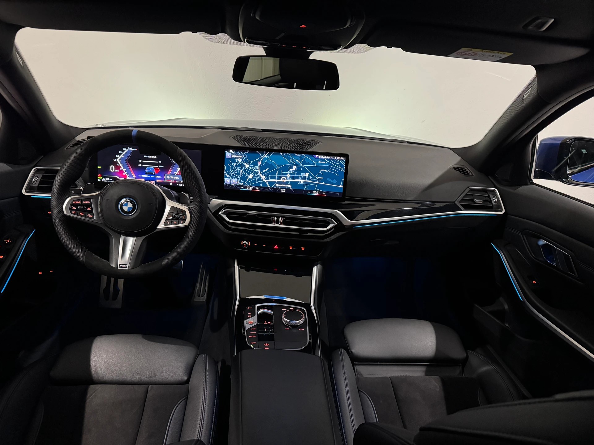 BMW 330e xDrive Steptronic M Sport-image-15