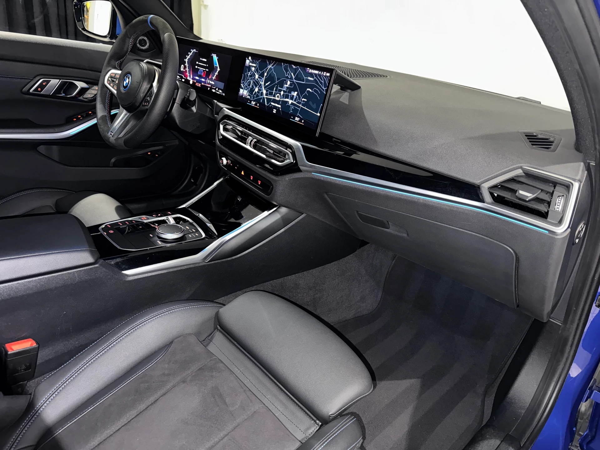 BMW 330e xDrive Steptronic M Sport-image-14