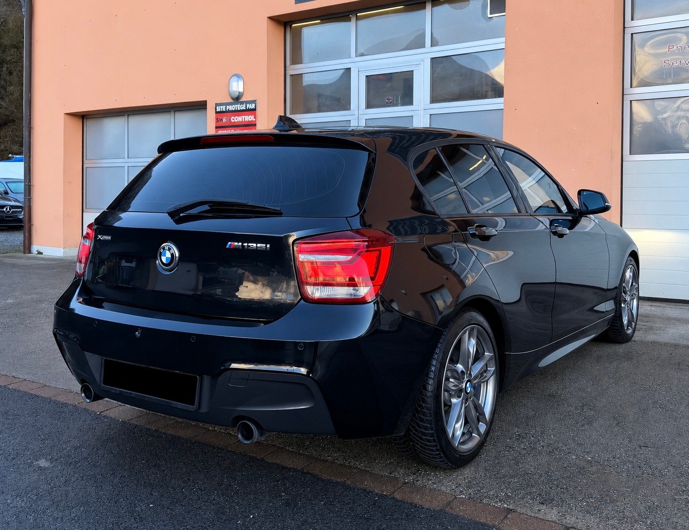 BMW M135i xDrive Steptronic-image-2